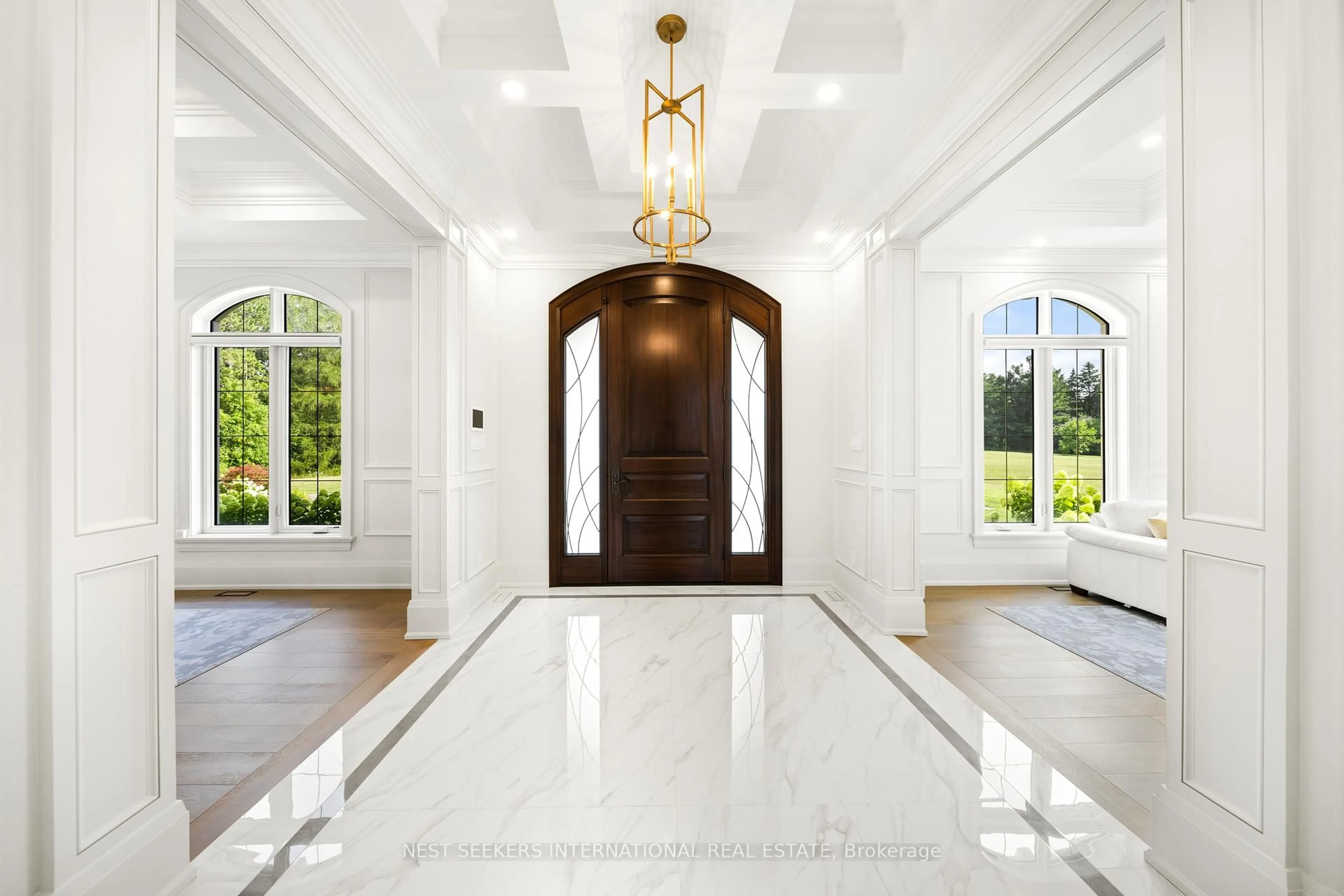 Indoor entryway for 920 18TH Sdrd, King Ontario L7B 1K5