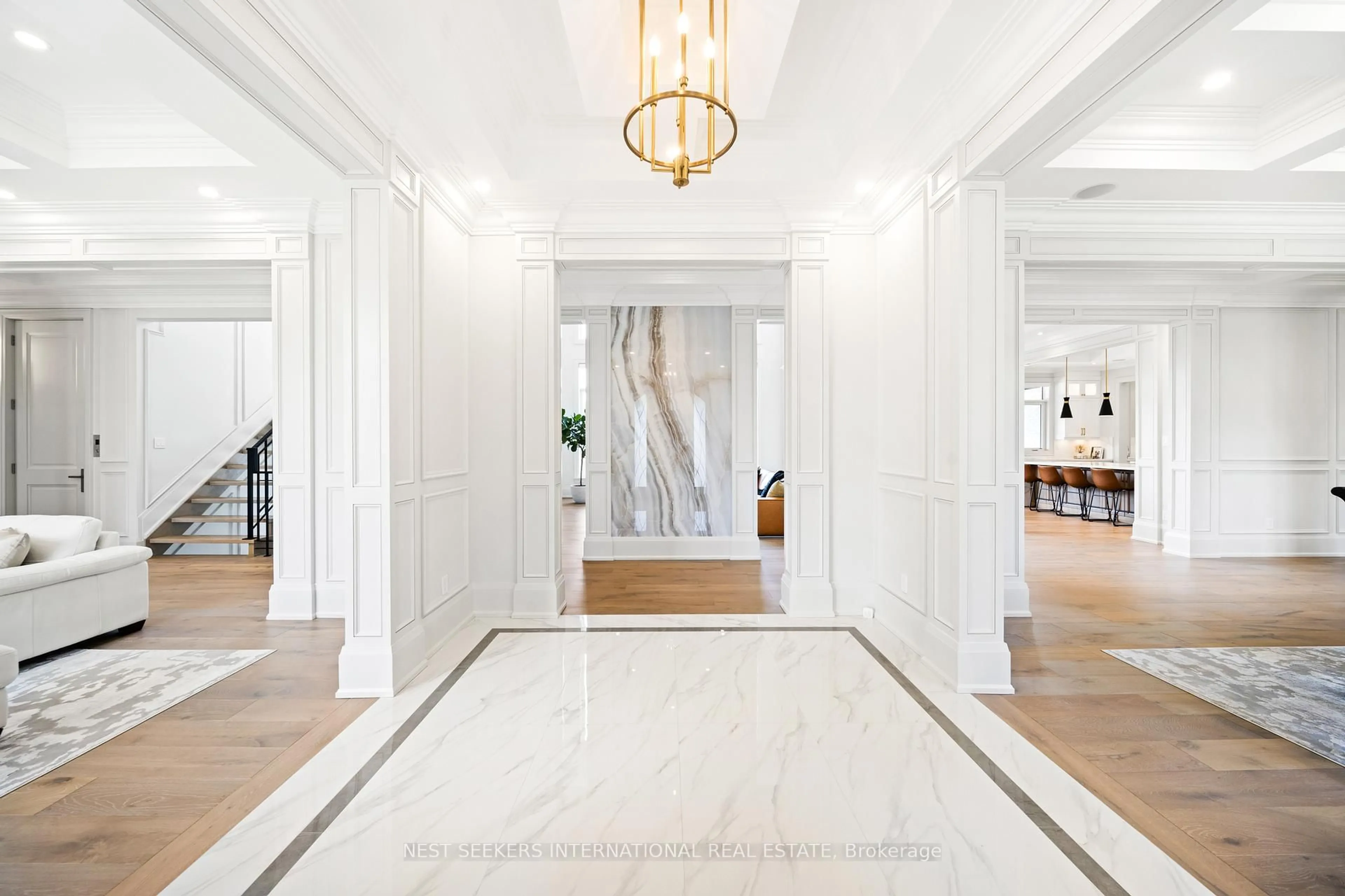 Indoor foyer for 920 18TH Sdrd, King Ontario L7B 1K5