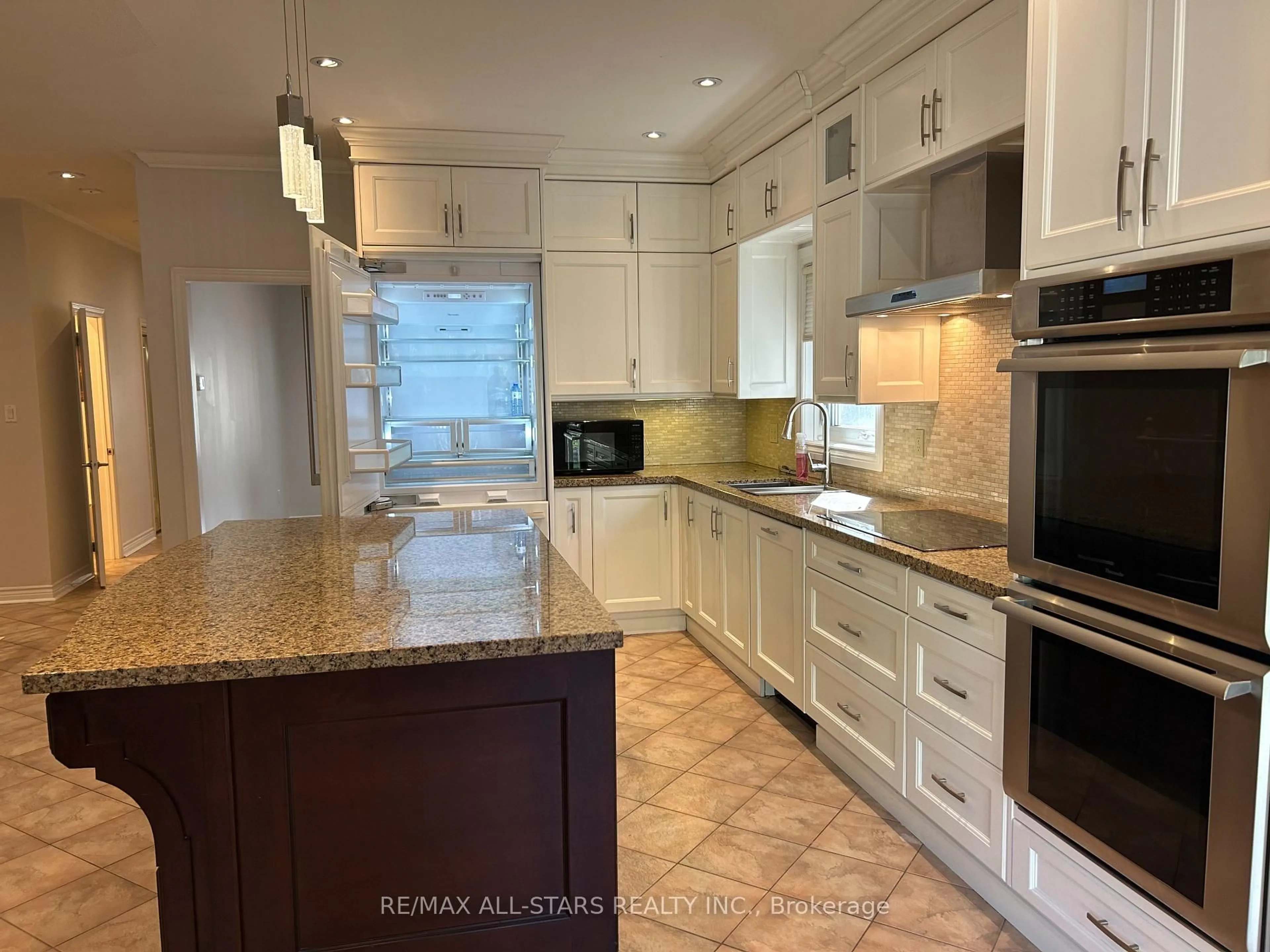 Open concept kitchen, ceramic/tile floor for 171 Shaftsbury Ave, Richmond Hill Ontario L4C 0G2