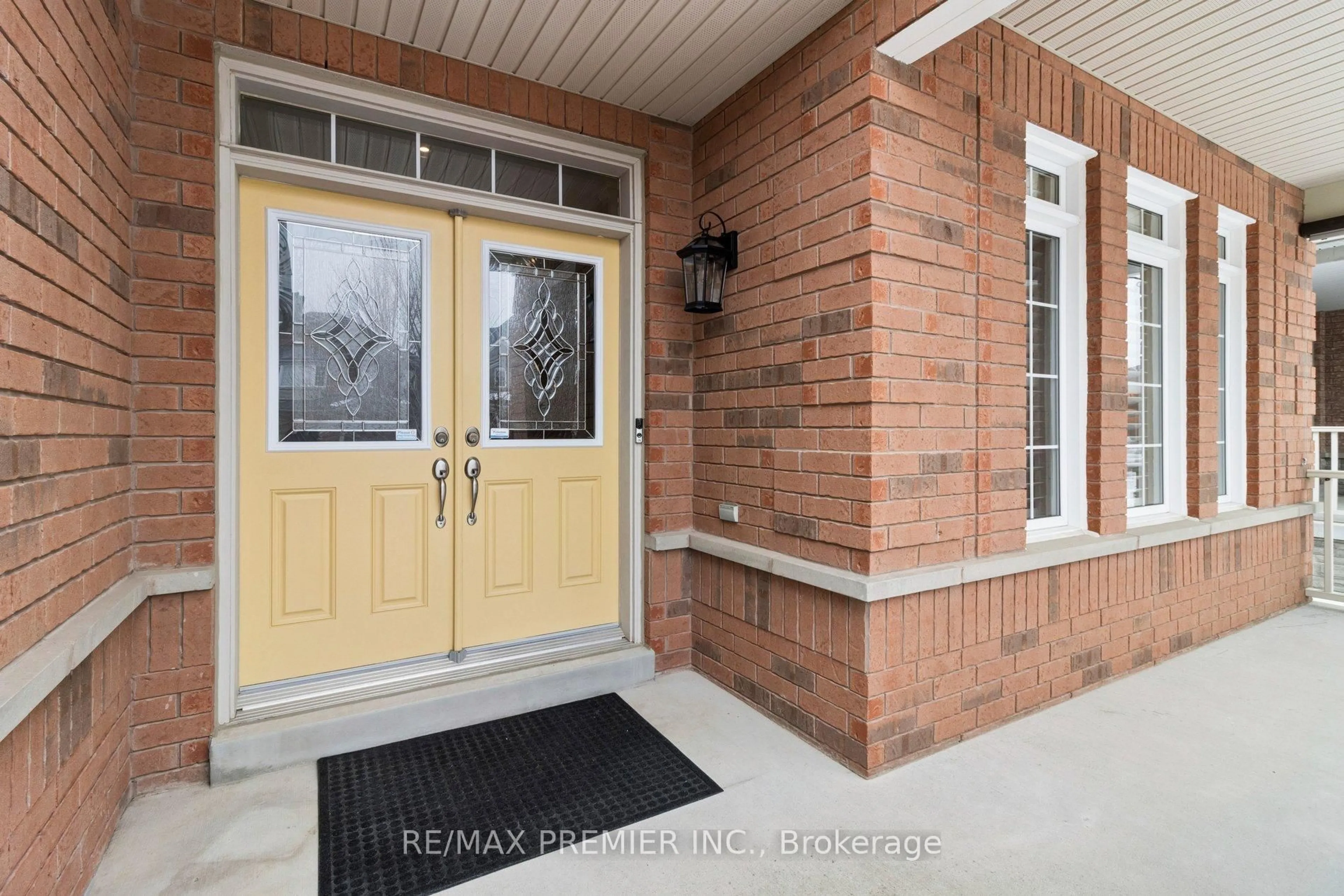 Indoor entryway for 11 Eakins Dr, Aurora Ontario L4G 0G7