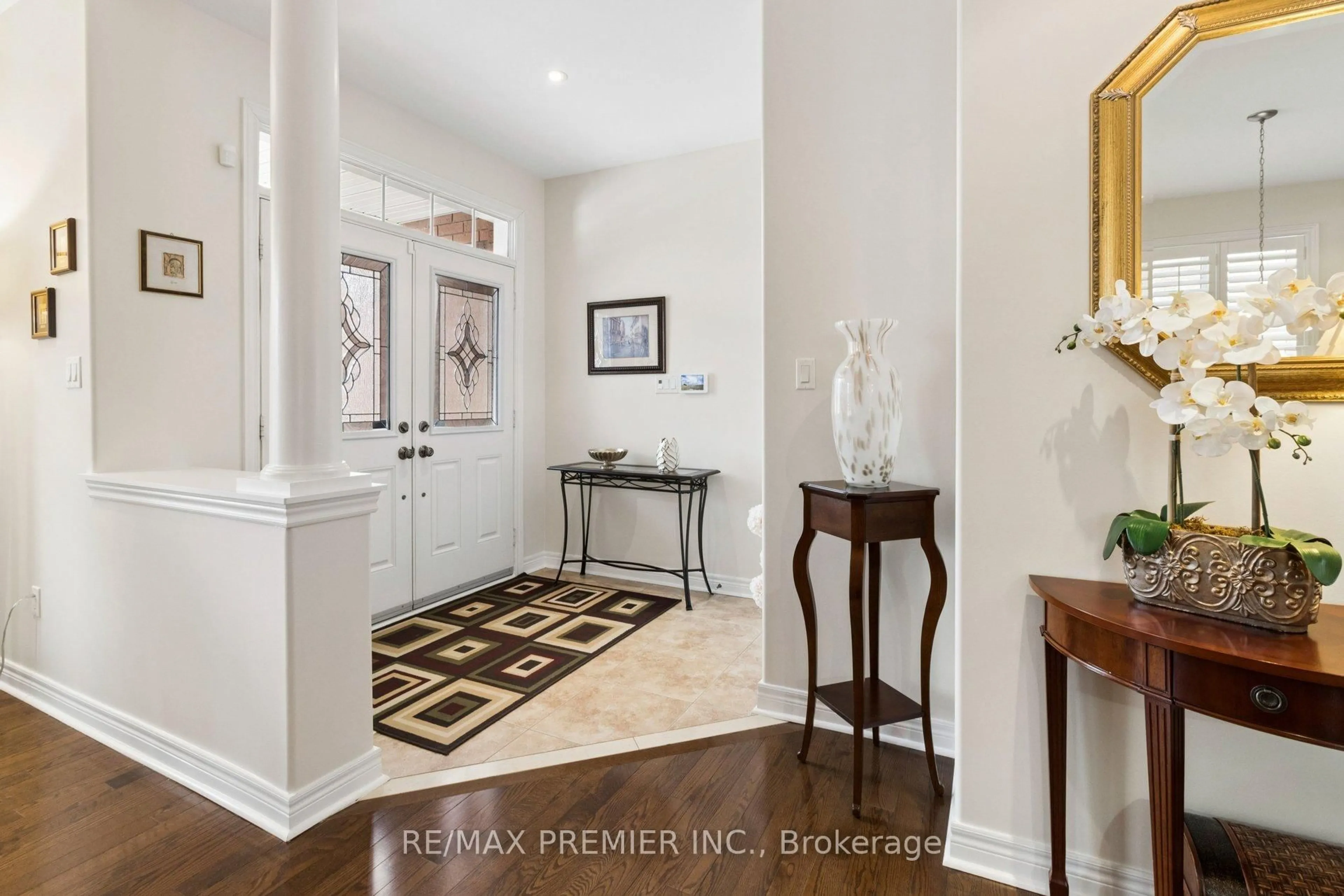 Indoor entryway for 11 Eakins Dr, Aurora Ontario L4G 0G7