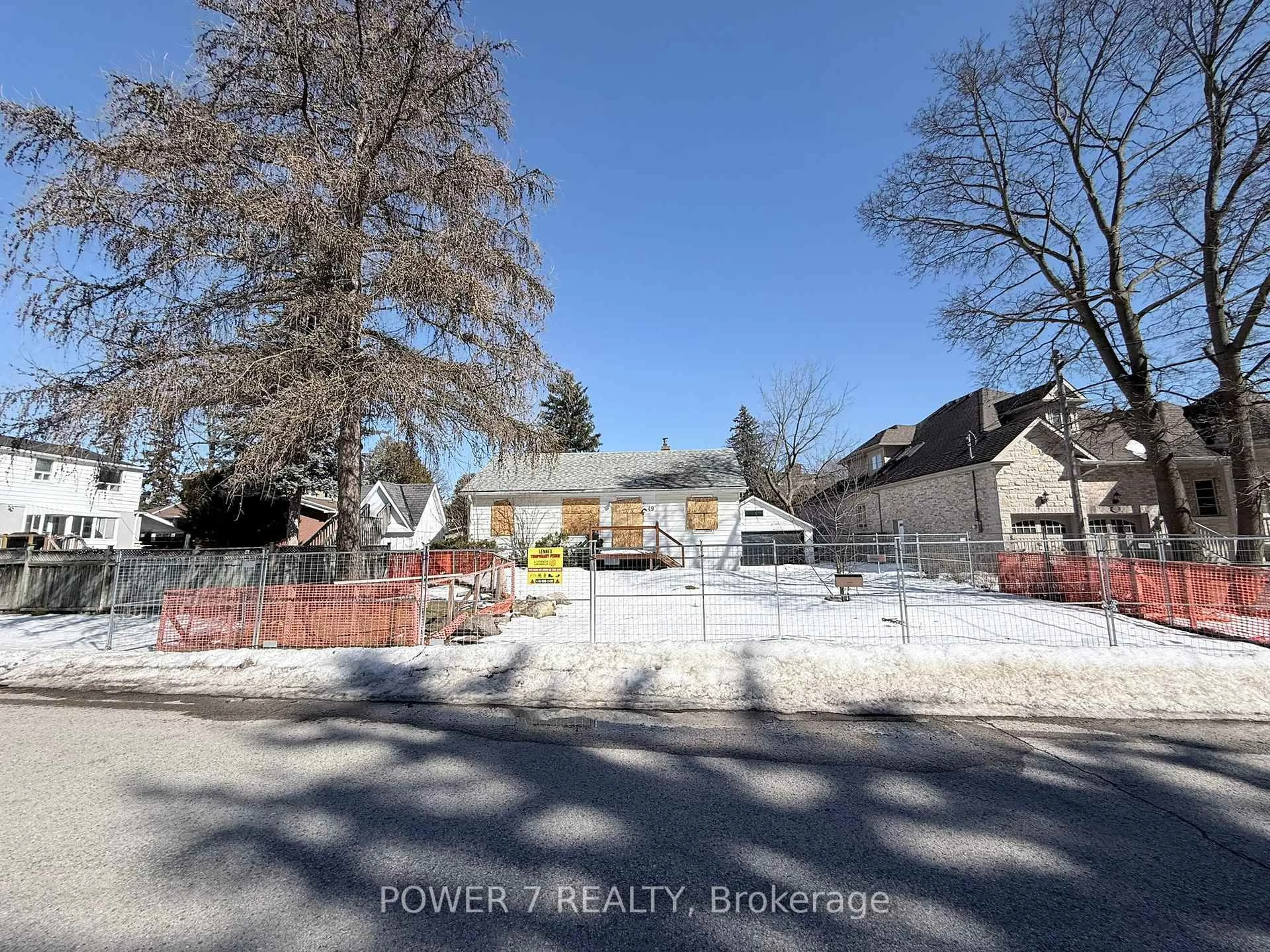 A pic from outside/outdoor area/front of a property/back of a property/a pic from drone, street for 49 Reaman St, Richmond Hill Ontario L4C 4P2