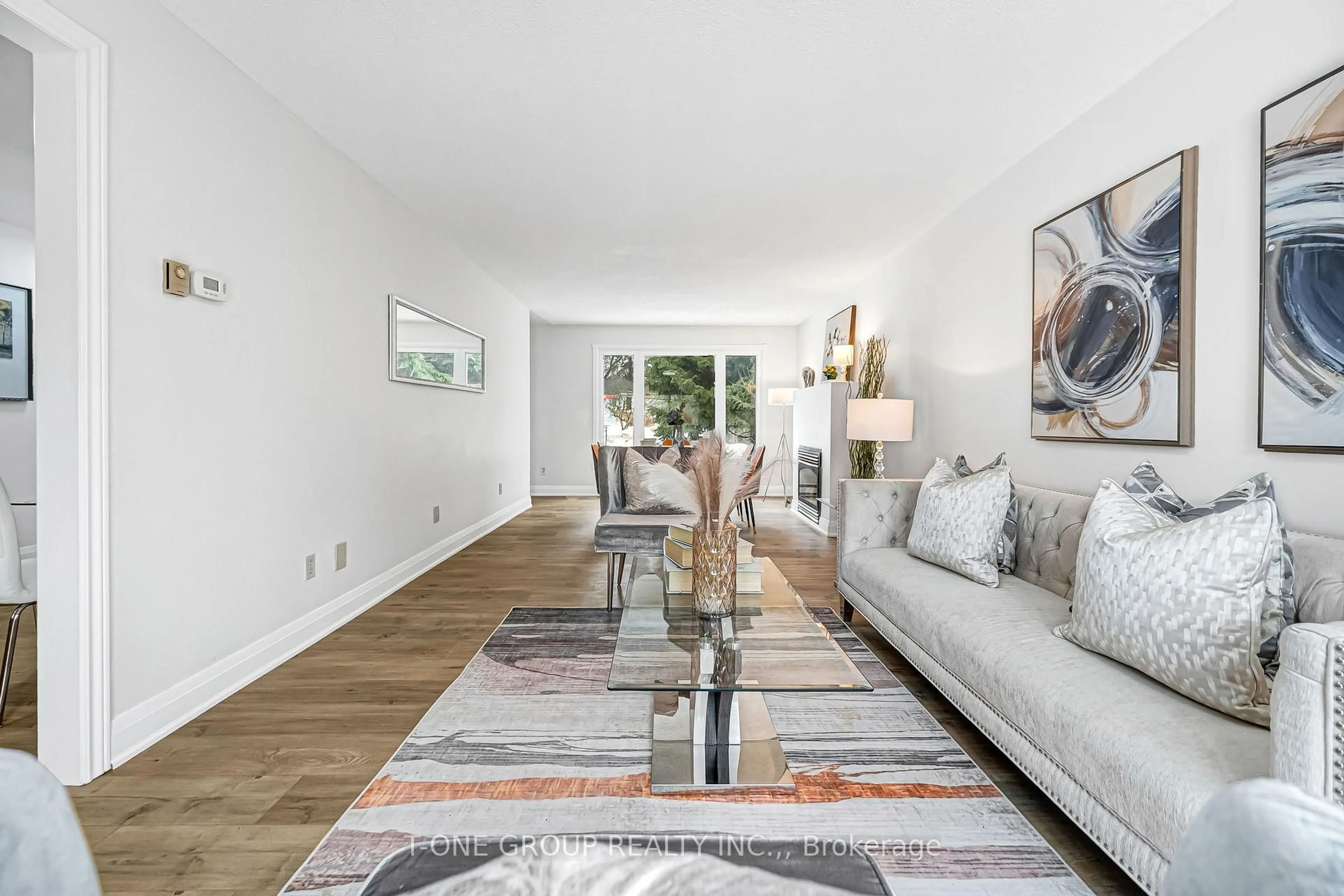 Living room with furniture, unknown for 308 Miami Dr, Georgina Ontario L4P 2Z4