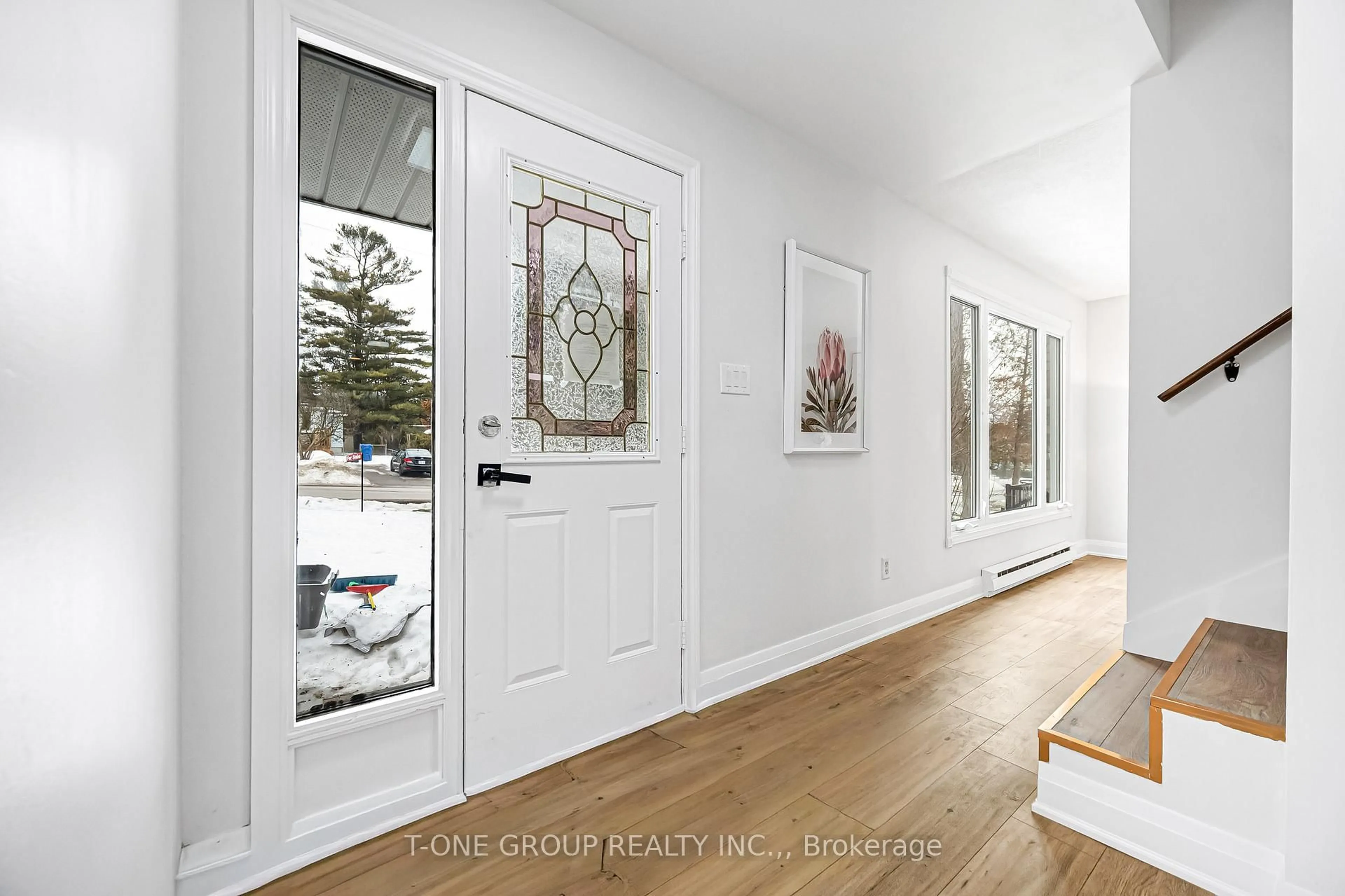 Indoor entryway for 308 Miami Dr, Georgina Ontario L4P 2Z4