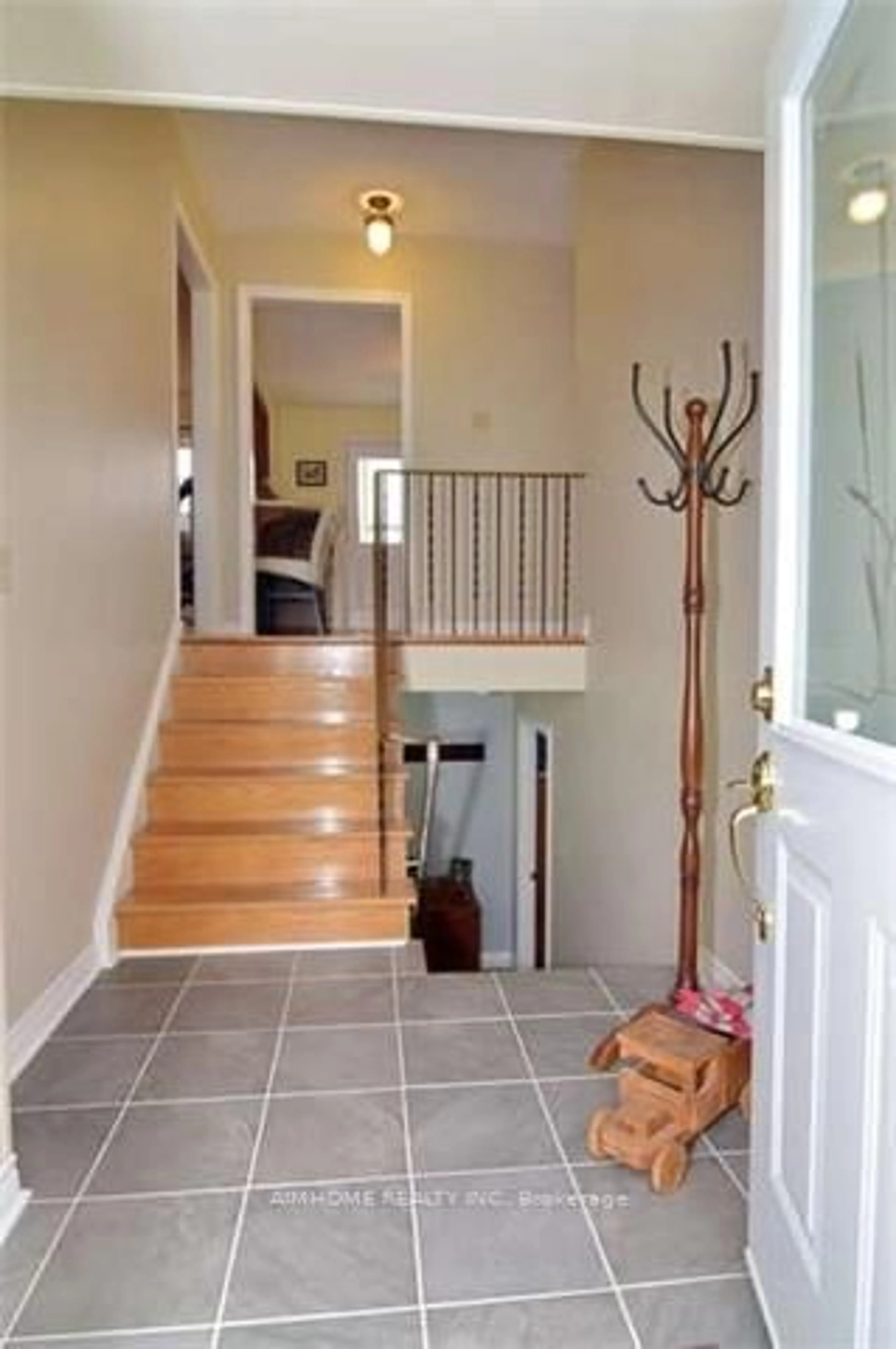 Indoor entryway for 133 Church St, Georgina Ontario L4P 1J4