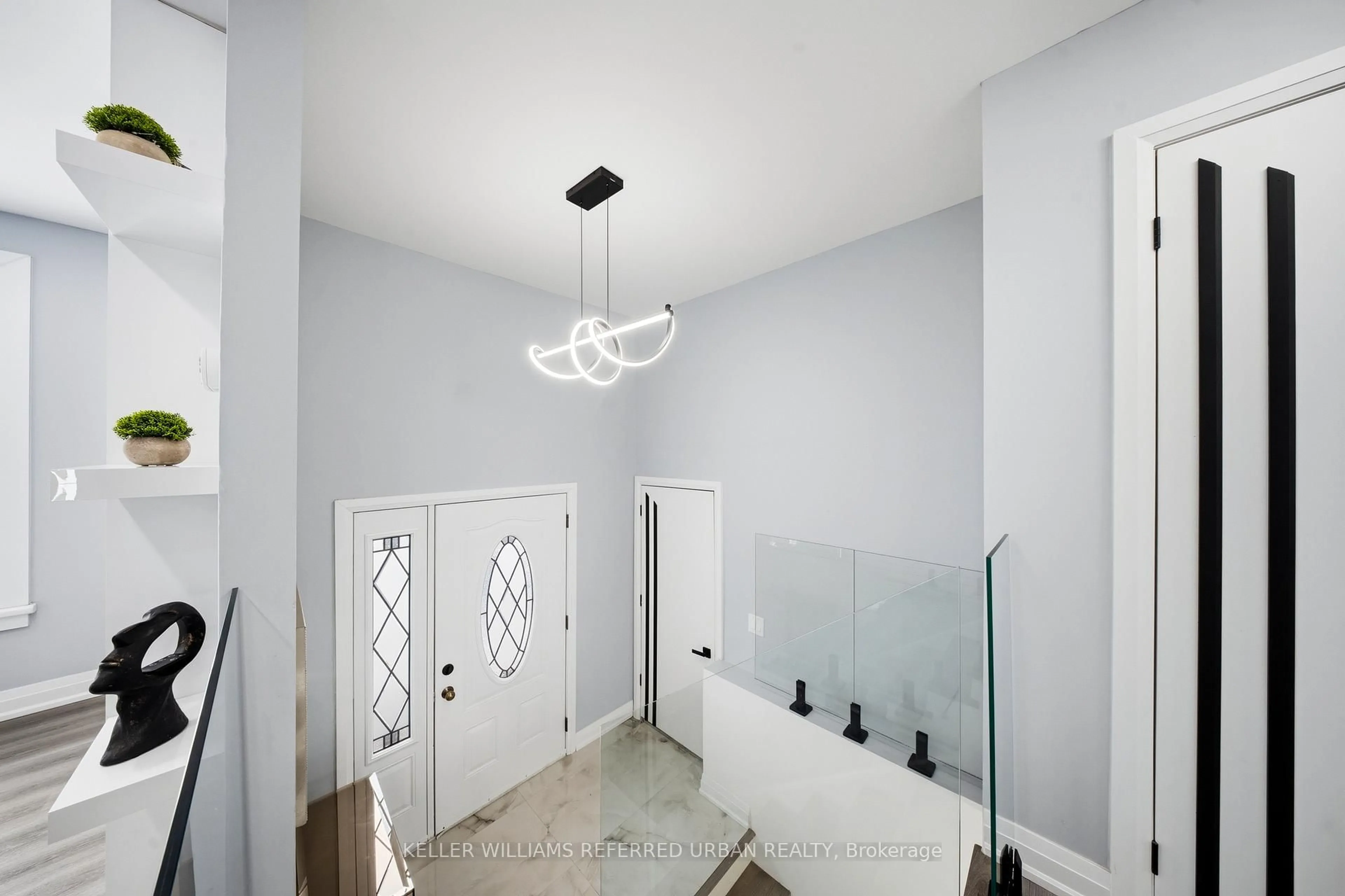 Indoor entryway for 3866 Dixon Rd, Innisfil Ontario L9S 2R9