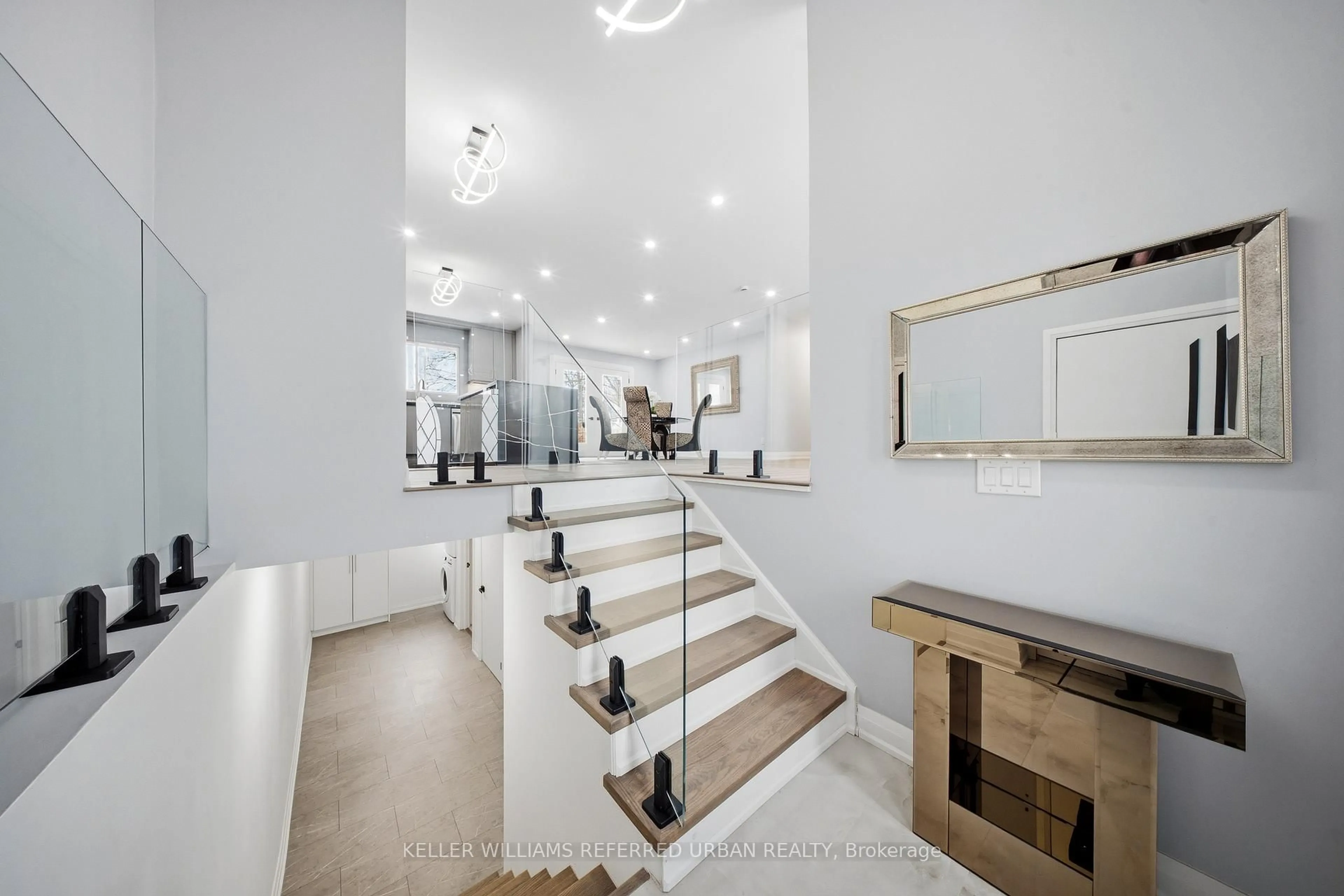 Indoor foyer for 3866 Dixon Rd, Innisfil Ontario L9S 2R9