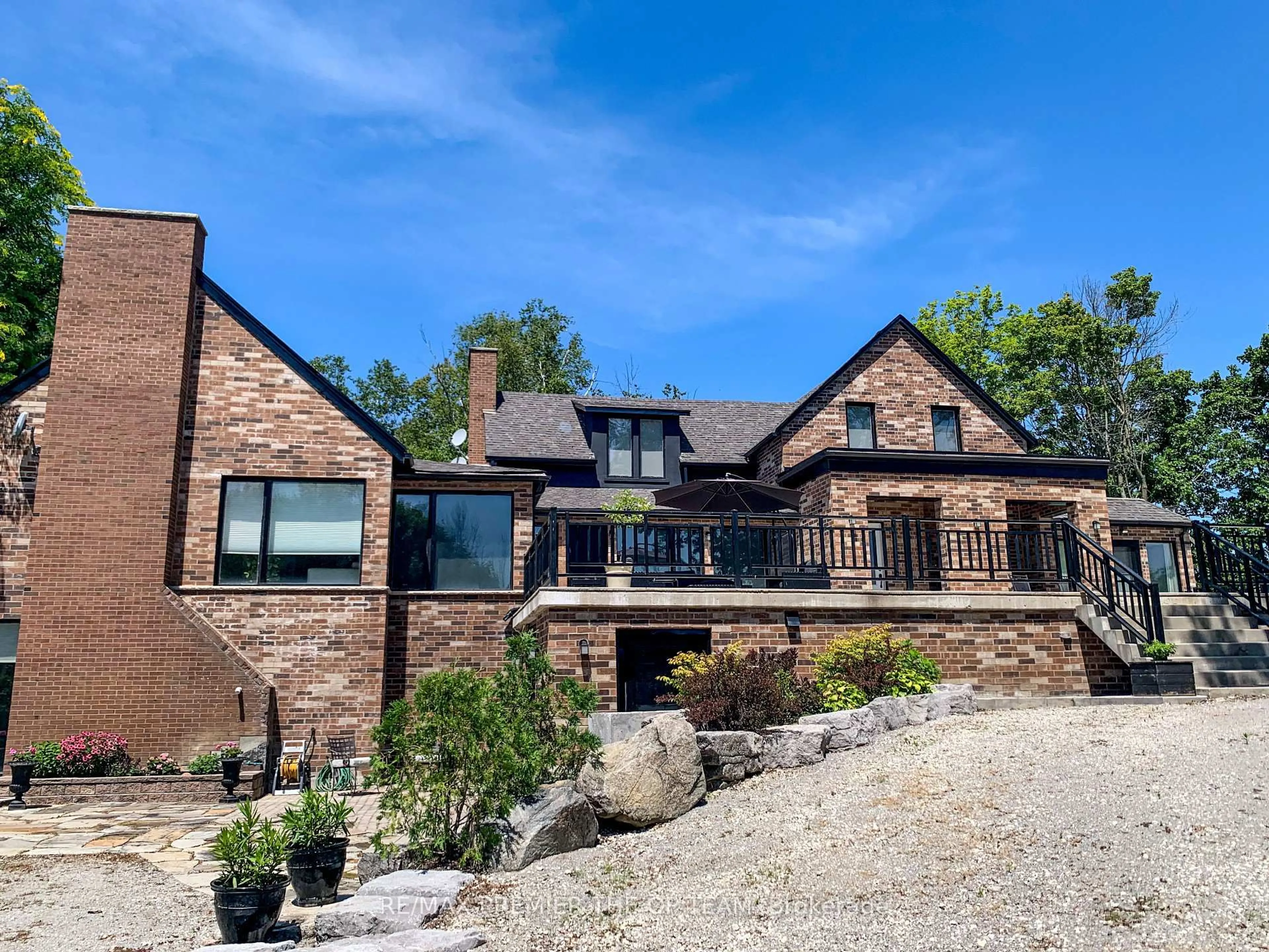 Home with brick exterior material, mountain view for 12490 Mill Rd, King Ontario L7B 1K4