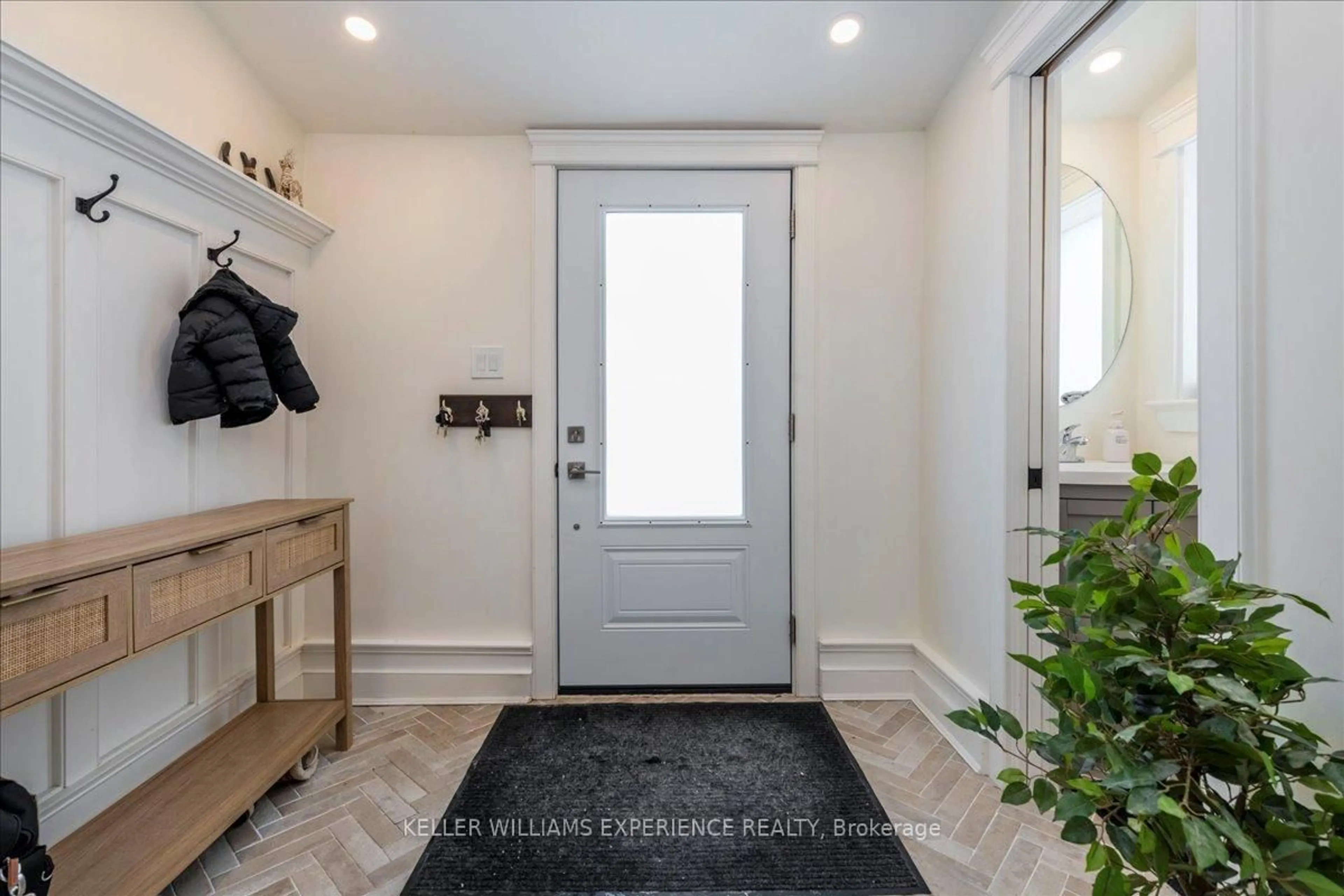 Indoor entryway for 5073 5th Line, New Tecumseth Ontario L0G 1W0