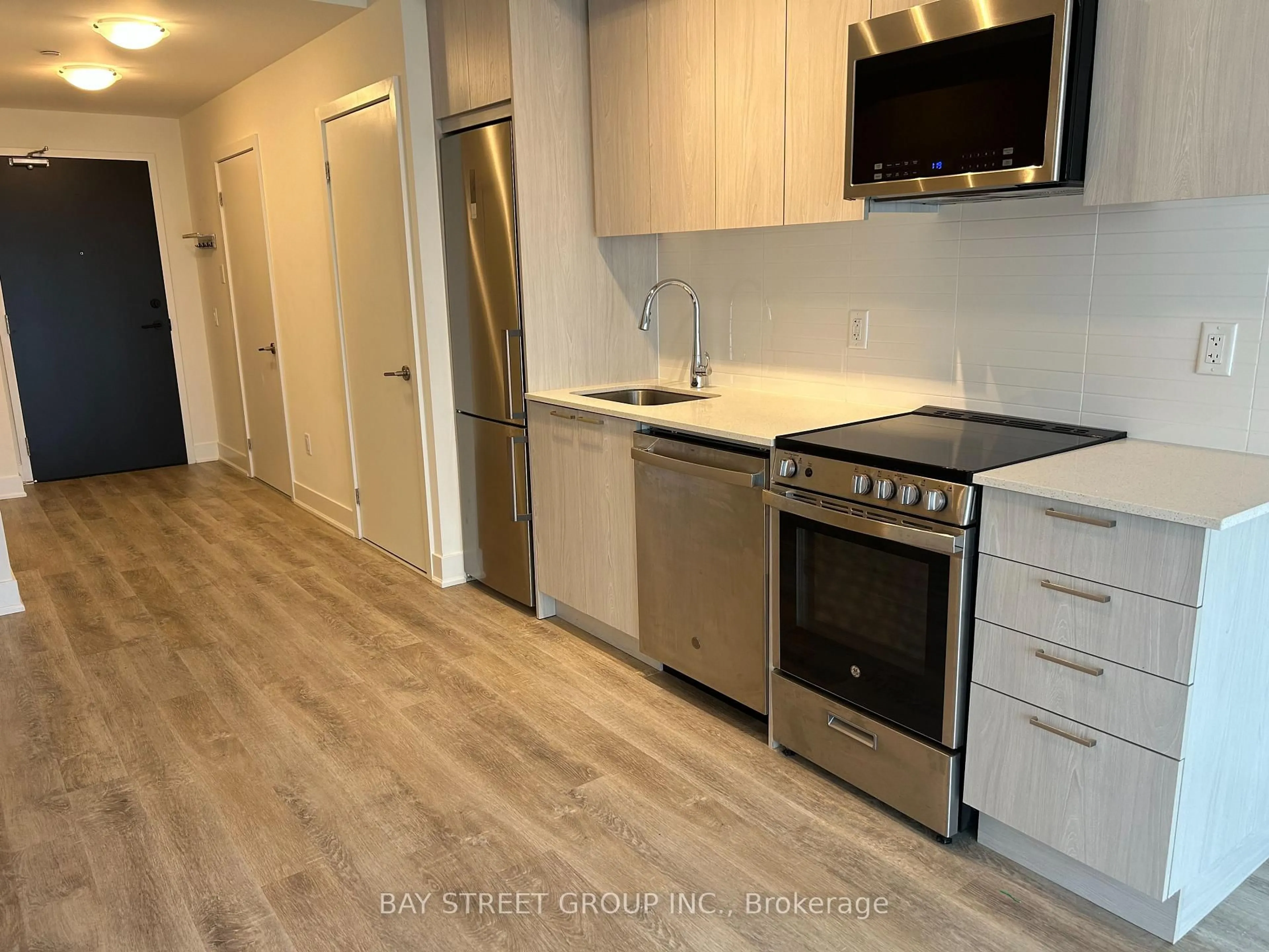 Standard kitchen, wood/laminate floor for 185 Deerfield Dr, Newmarket Ontario L3Y 0G7