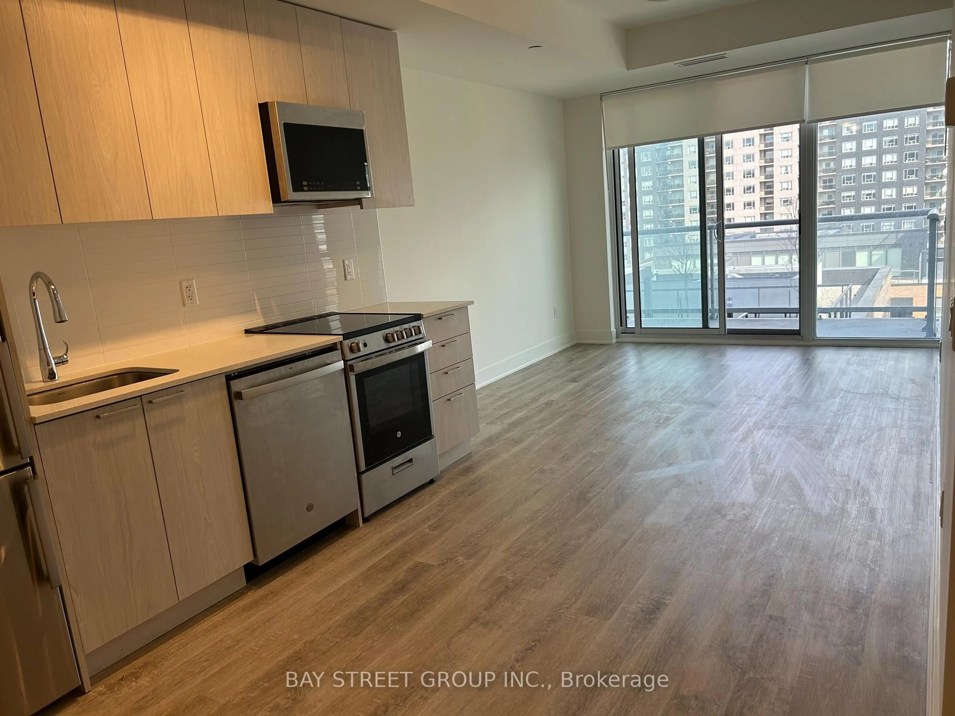 Standard kitchen, unknown for 185 Deerfield Dr, Newmarket Ontario L3Y 0G7