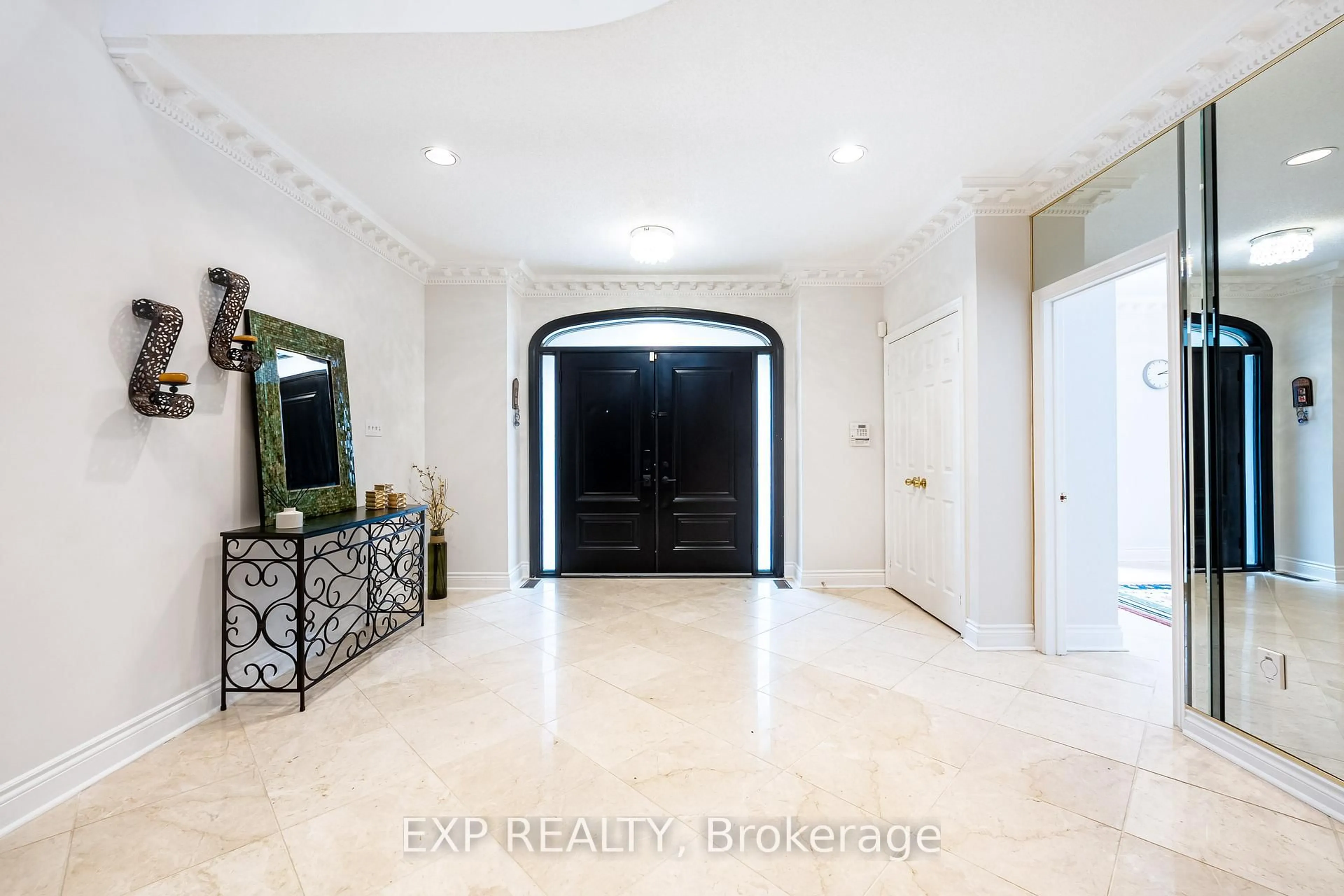 Indoor foyer for 29 Northgate Cres, Richmond Hill Ontario L4B 2K8