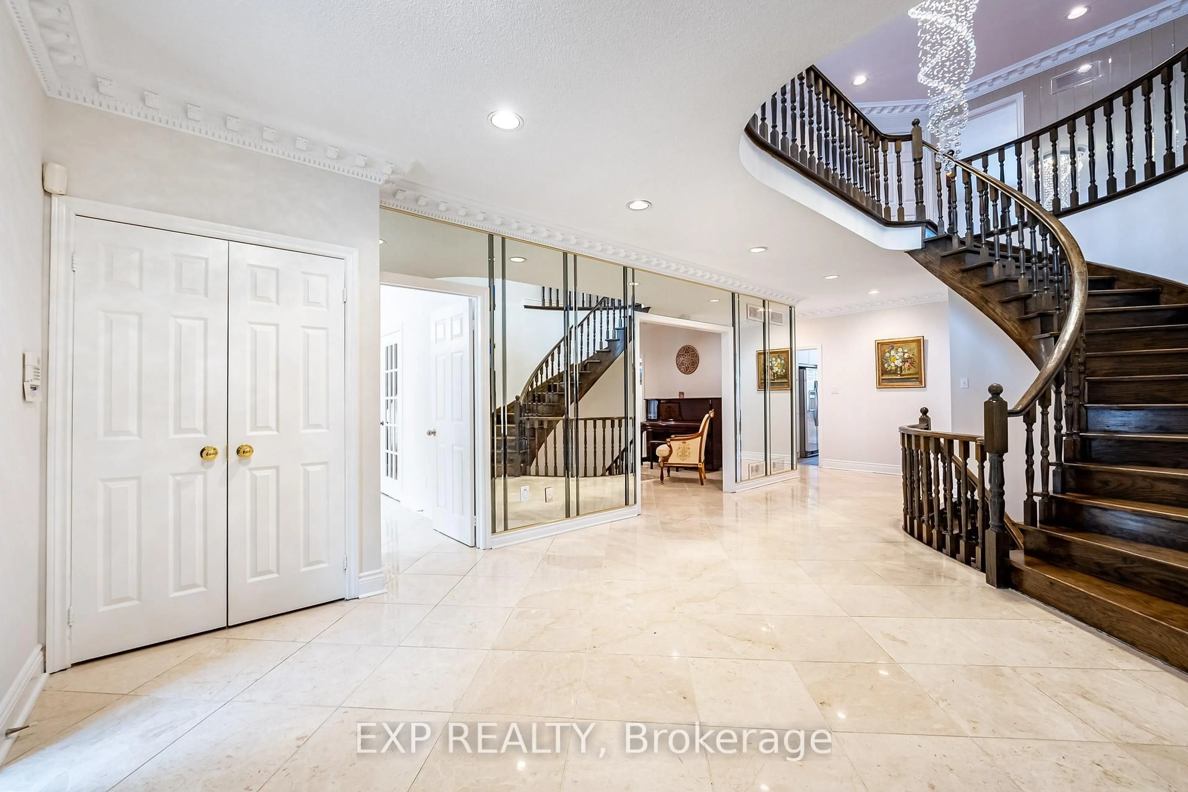 Indoor foyer for 29 Northgate Cres, Richmond Hill Ontario L4B 2K8
