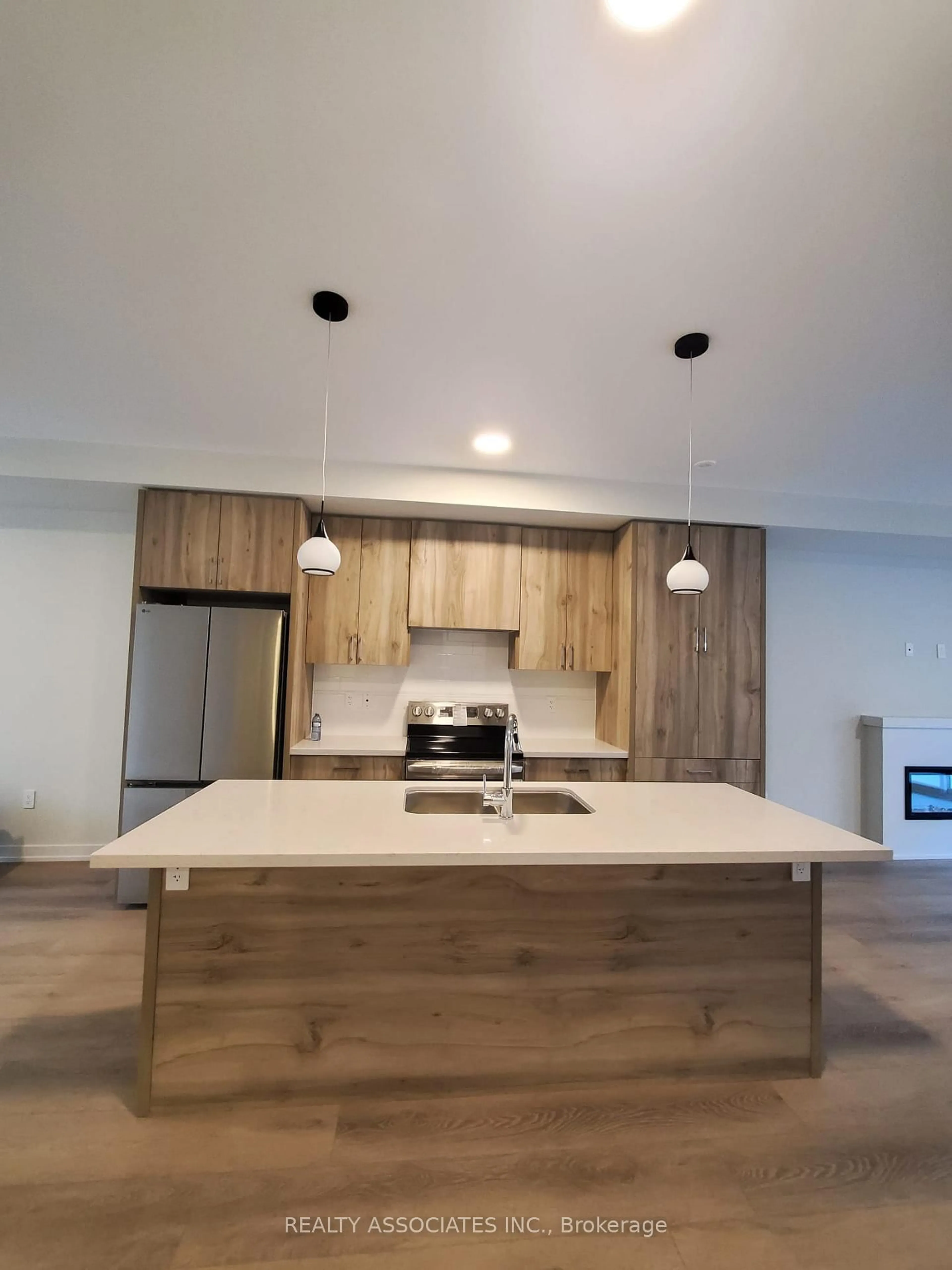 Open concept kitchen, wood/laminate floor for 19 Mermot Lane, Richmond Hill Ontario L4B 0J5