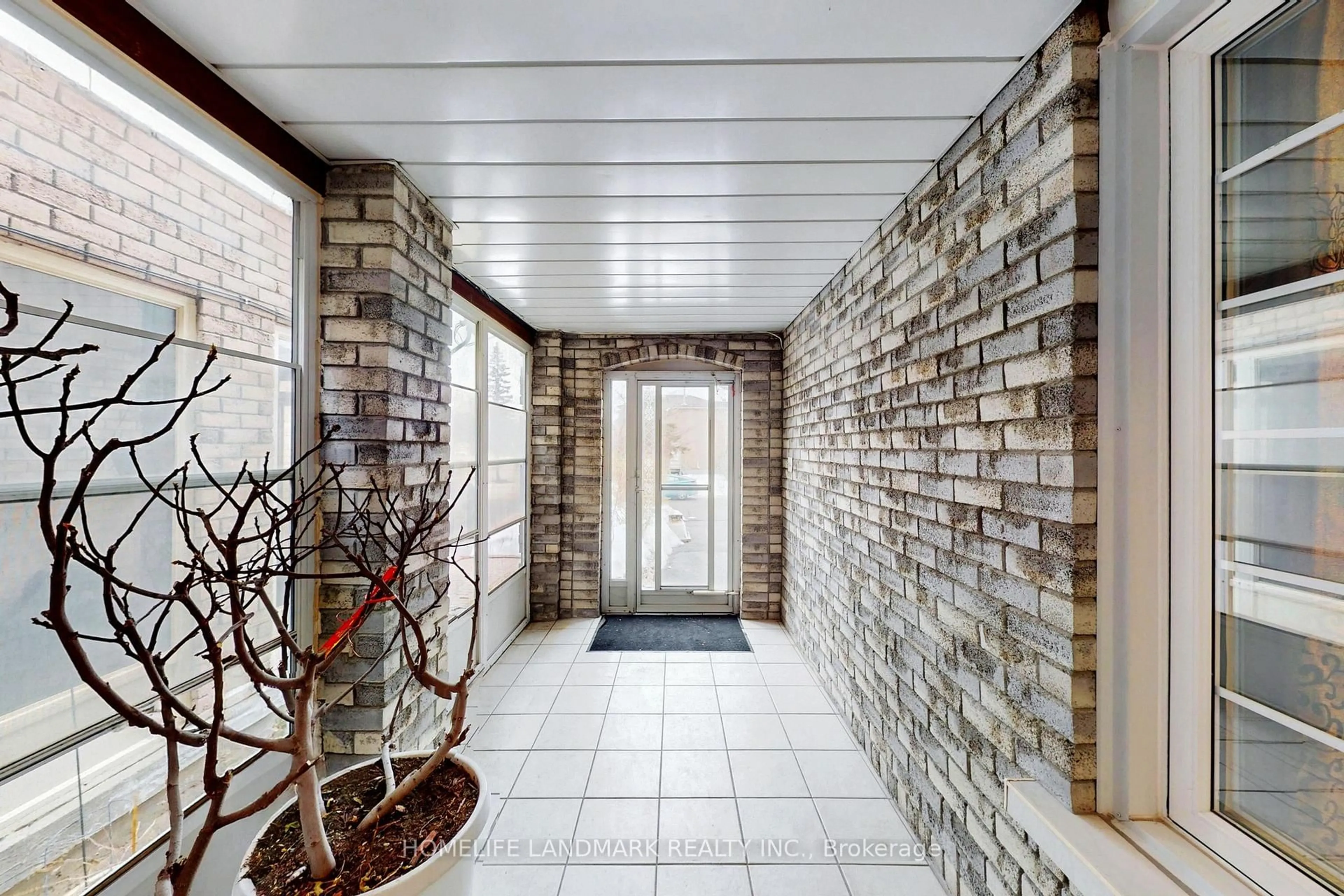 Indoor foyer for 108 Miles Farm Rd, Markham Ontario L3S 2A4