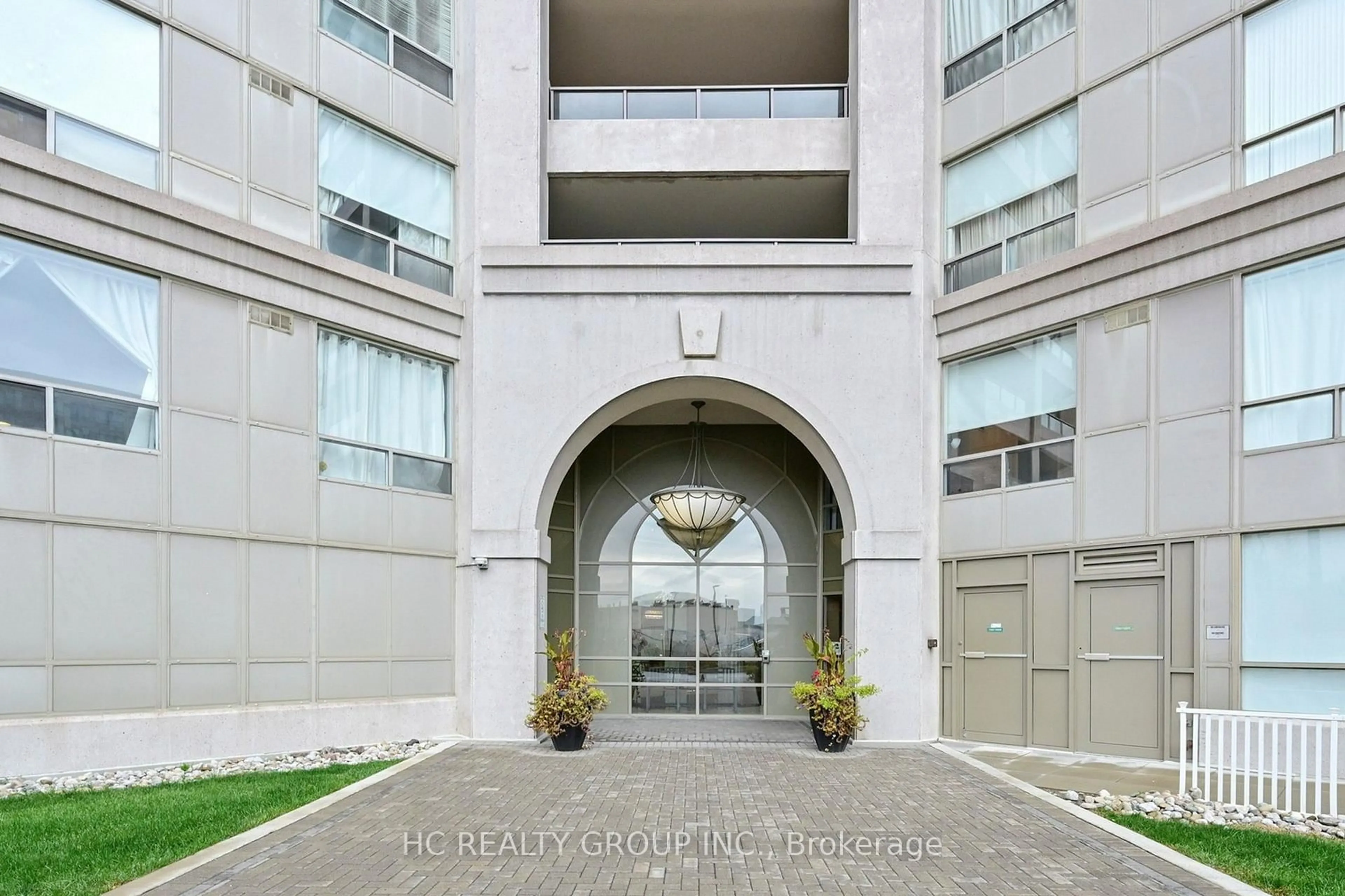 Indoor foyer for 9015 Leslie St #Lph11, Richmond Hill Ontario L4B 3B6