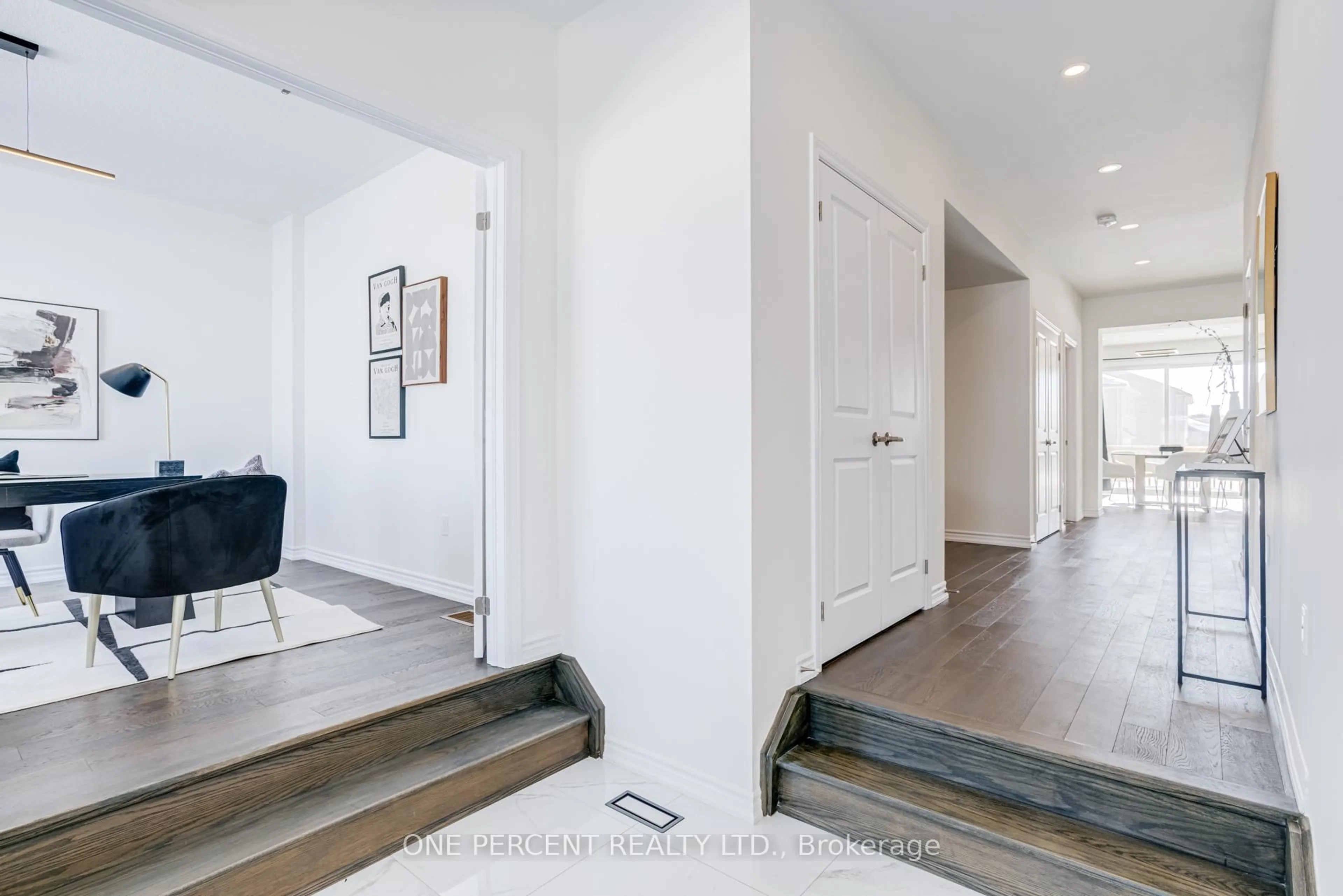 Indoor entryway for 1093 Cole St, Innisfil Ontario L9S 4R7