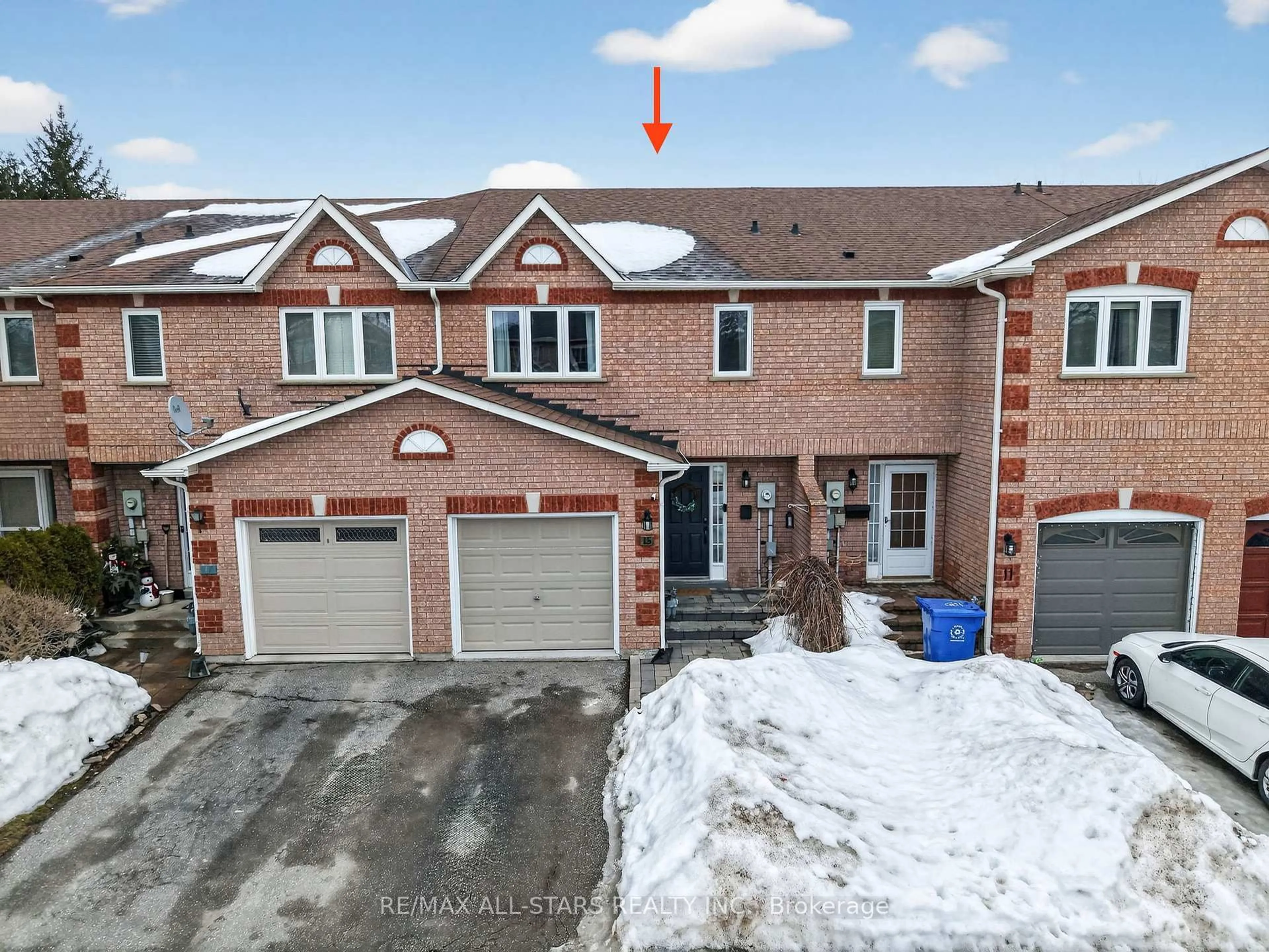 A pic from outside/outdoor area/front of a property/back of a property/a pic from drone, street for 15 Lancaster Crt, Georgina Ontario L4P 4A1