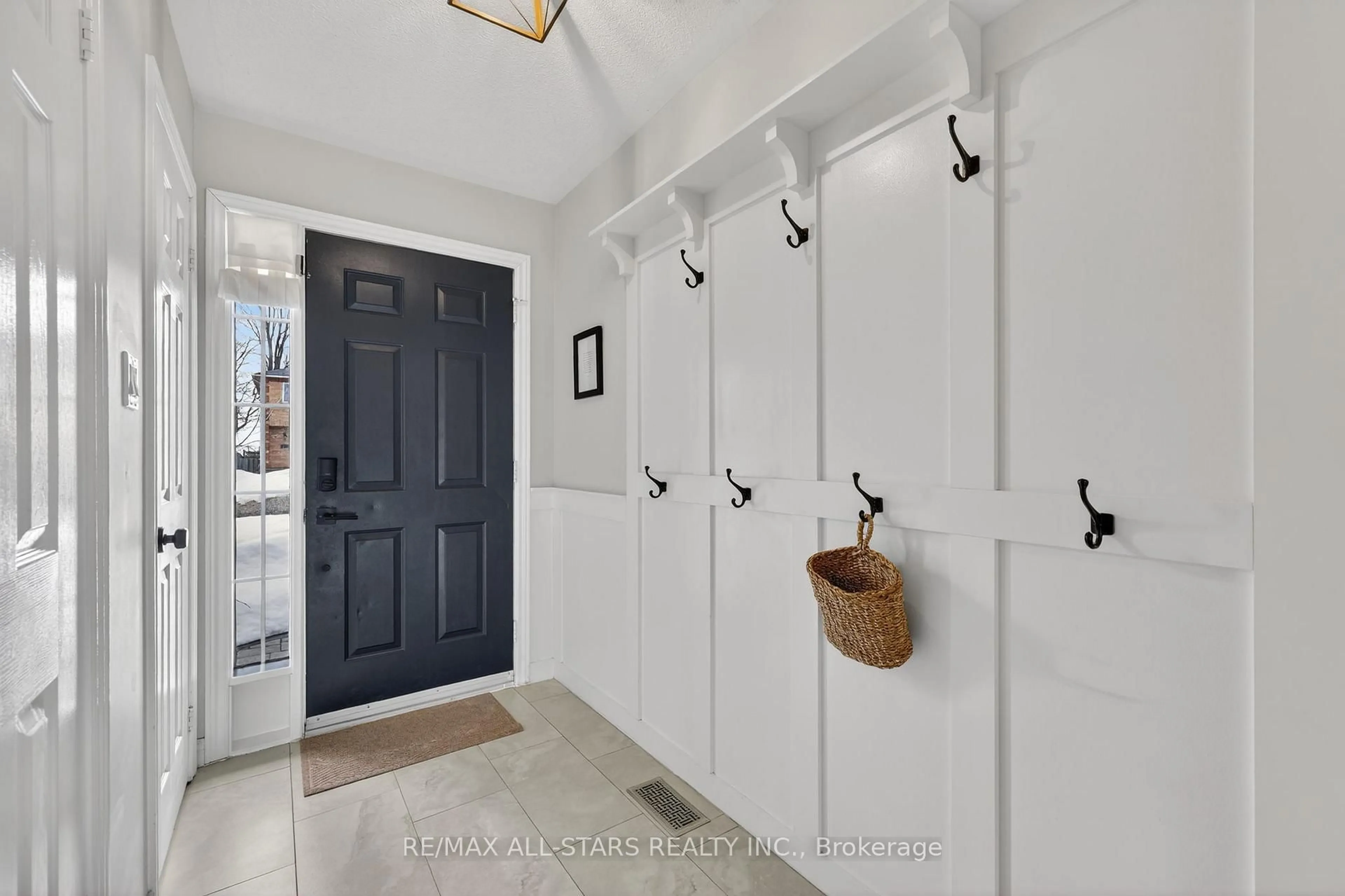 Indoor entryway for 15 Lancaster Crt, Georgina Ontario L4P 4A1