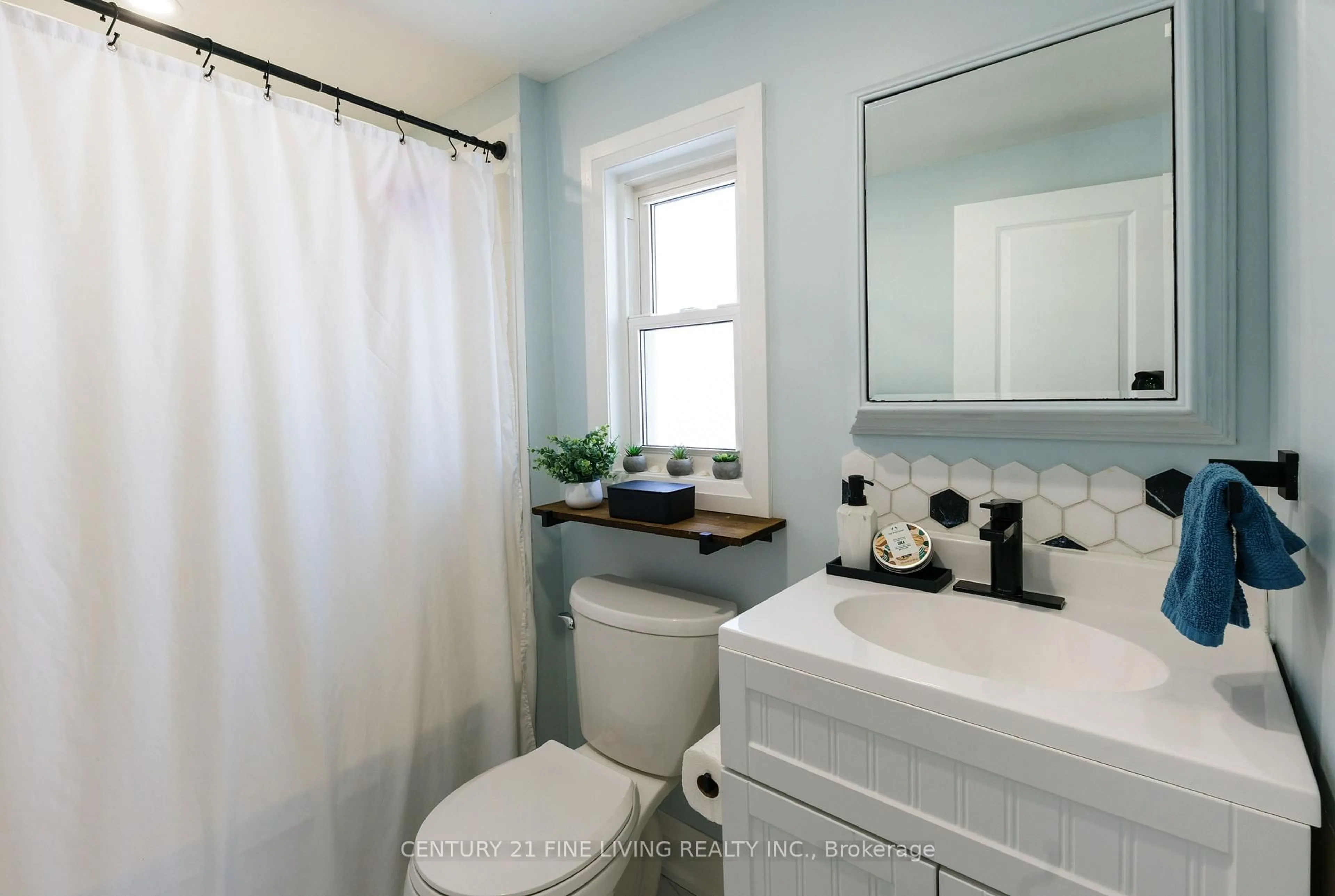 Standard bathroom, ceramic/tile floor for 6286 Black River Rd, Georgina Ontario L0E 1R0