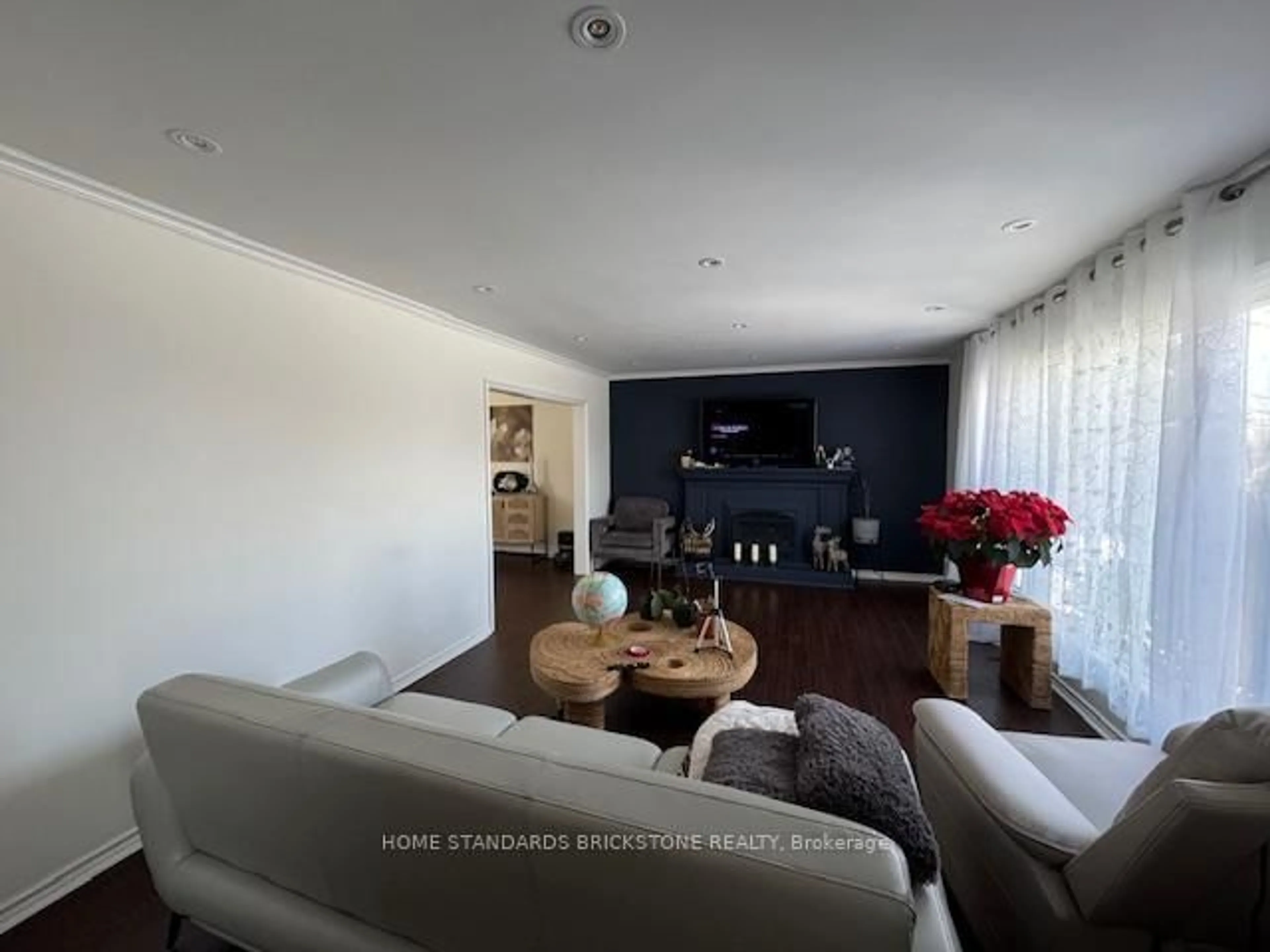 Living room with furniture, unknown for 39 Milne Lane, East Gwillimbury Ontario L0G 1R0