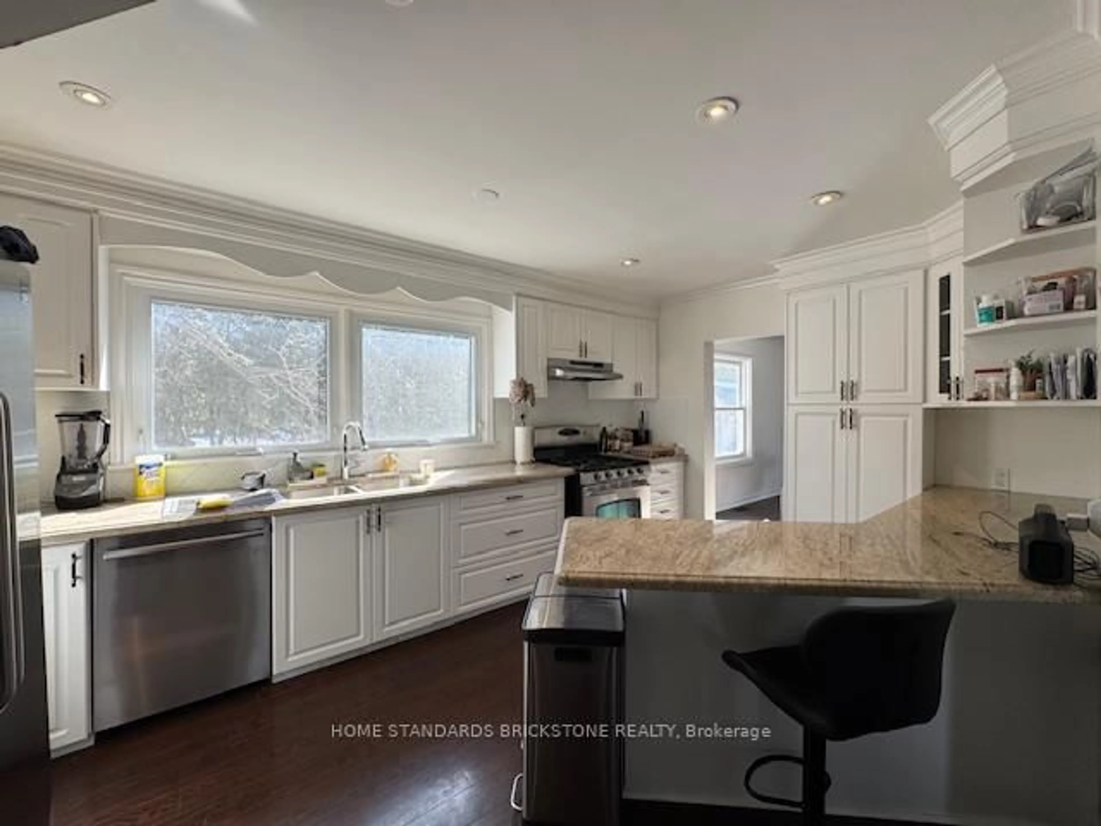 Open concept kitchen, unknown for 39 Milne Lane, East Gwillimbury Ontario L0G 1R0