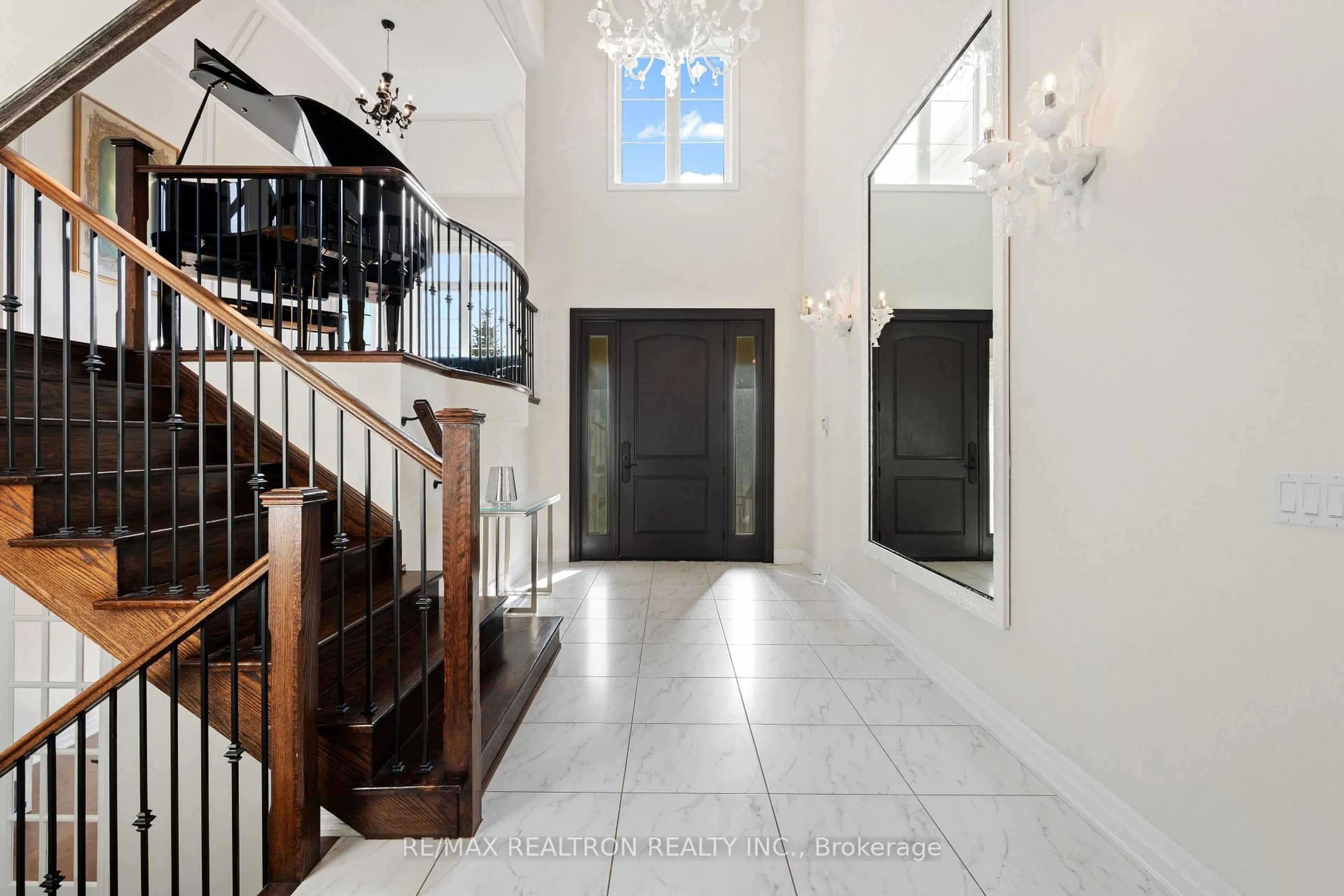 Indoor foyer for 56 Ria Crt, King Ontario L7B 0N5