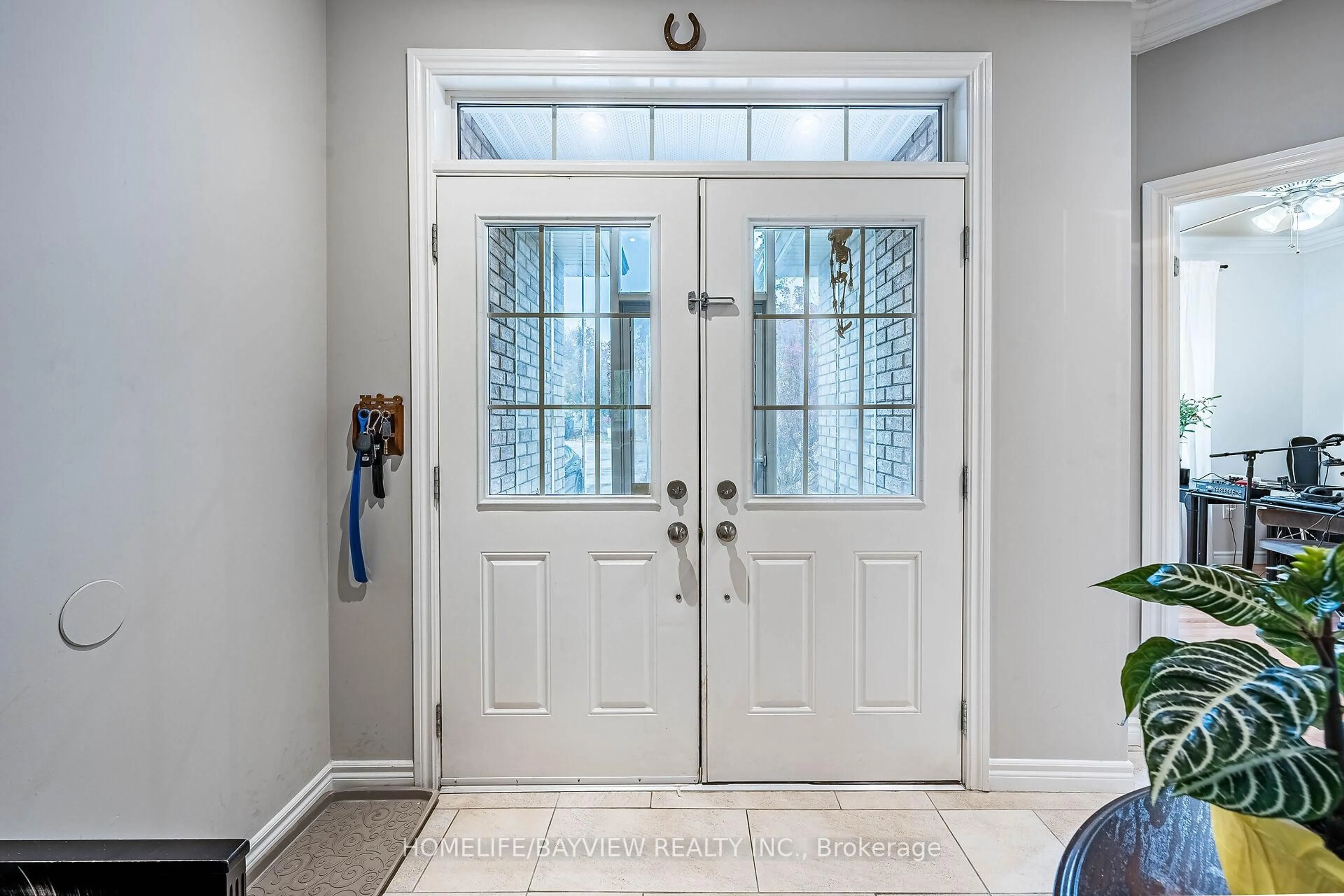 Indoor entryway for 202 John St, Bradford West Gwillimbury Ontario L3Z 1J5