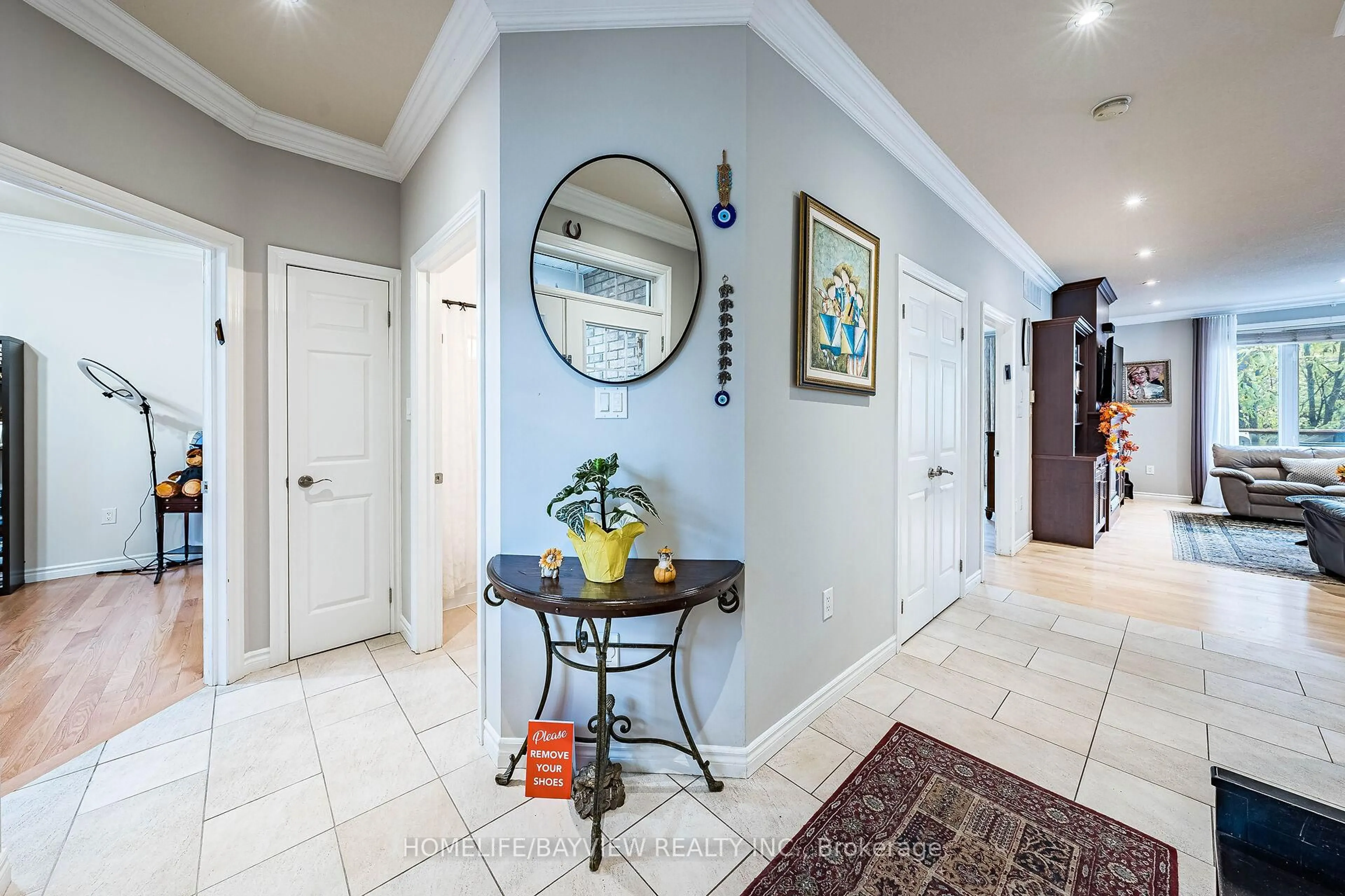 Indoor entryway for 202 John St, Bradford West Gwillimbury Ontario L3Z 1J5