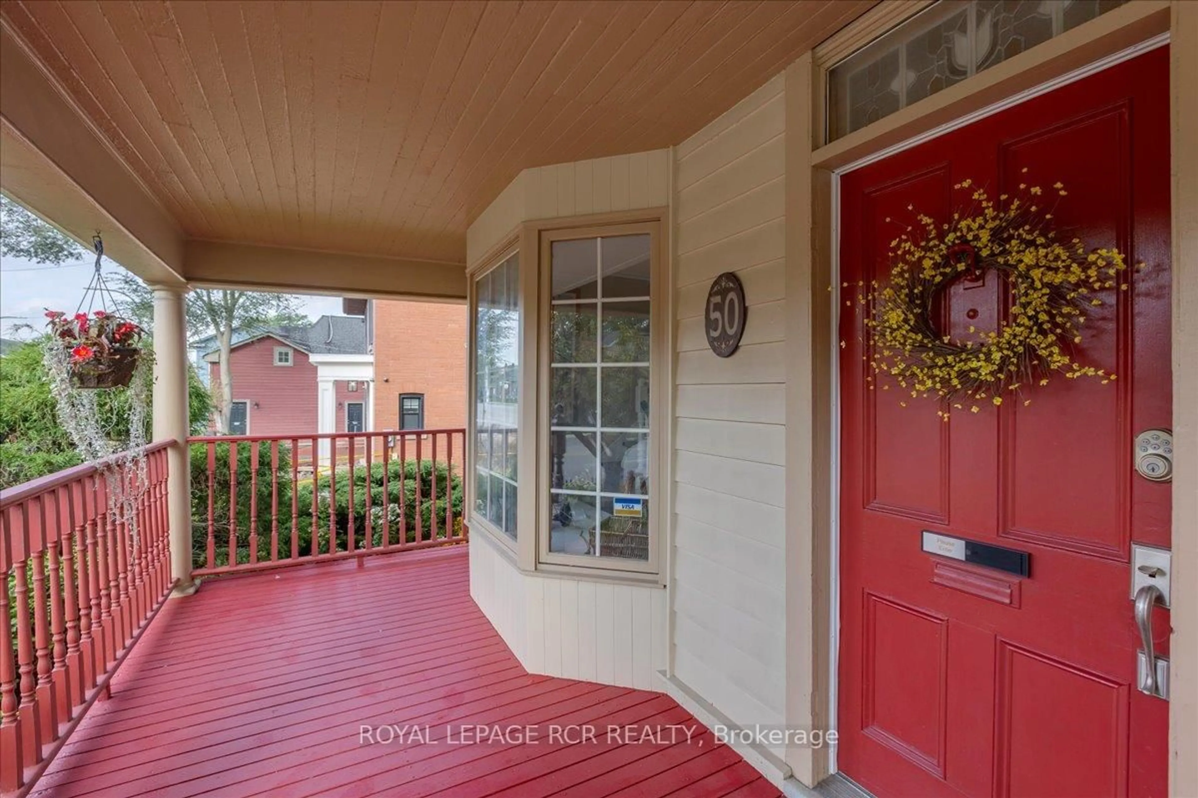 Indoor entryway for 50 Wellington St, Aurora Ontario L4G 1H5