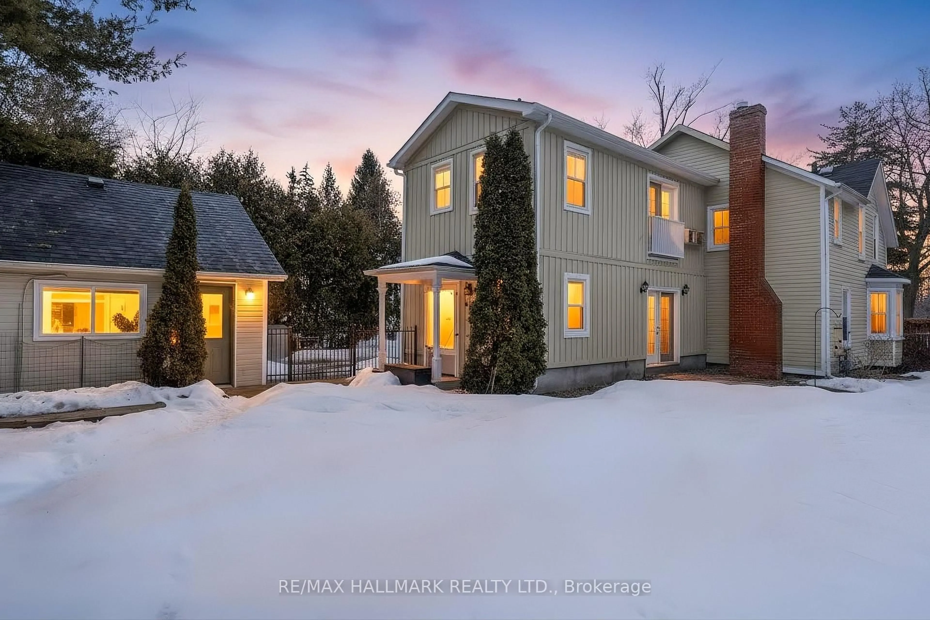 A pic from outside/outdoor area/front of a property/back of a property/a pic from drone, unknown for 64 Powell St, Richmond Hill Ontario L4C 4S4