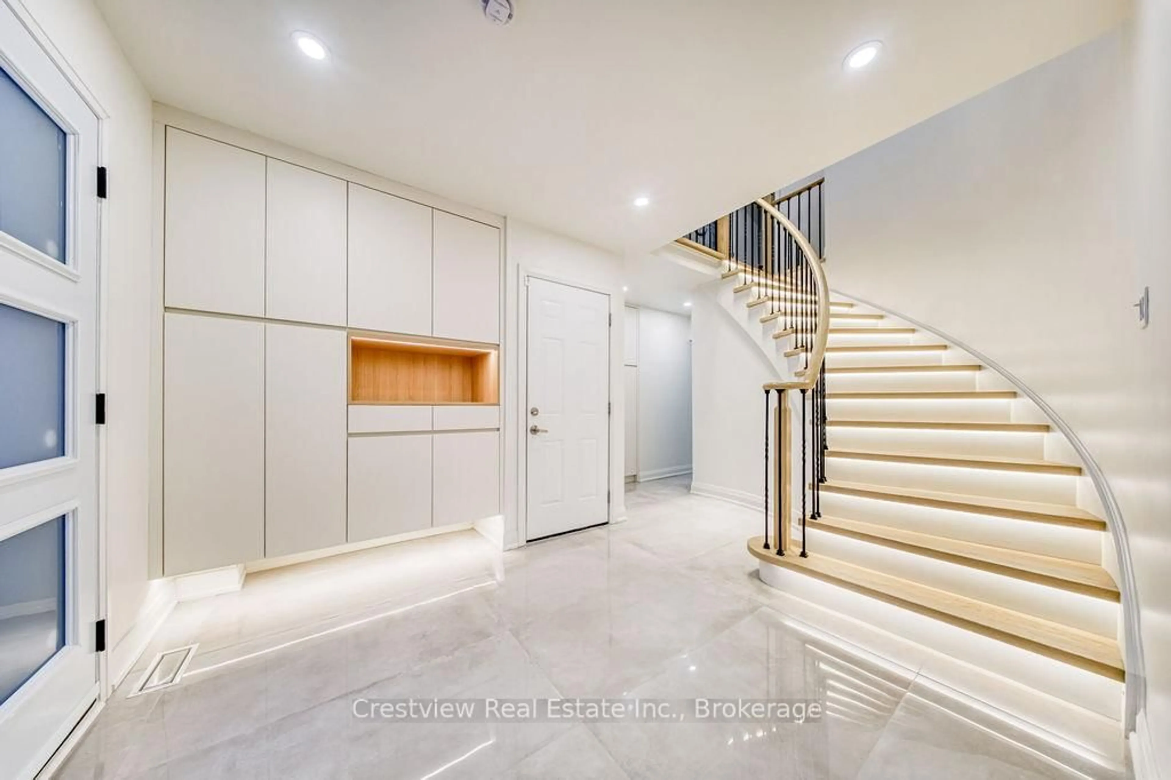 Indoor foyer for 435 Weddel Crt, Newmarket Ontario L3Y 7H2