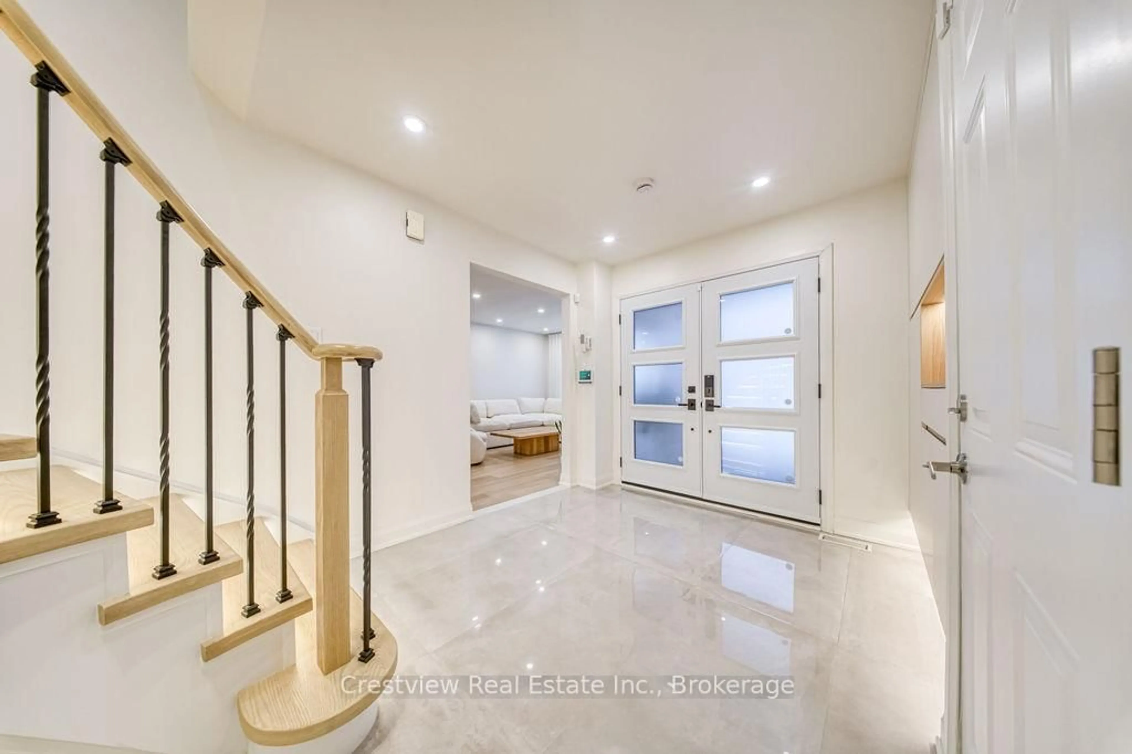 Indoor foyer for 435 Weddel Crt, Newmarket Ontario L3Y 7H2