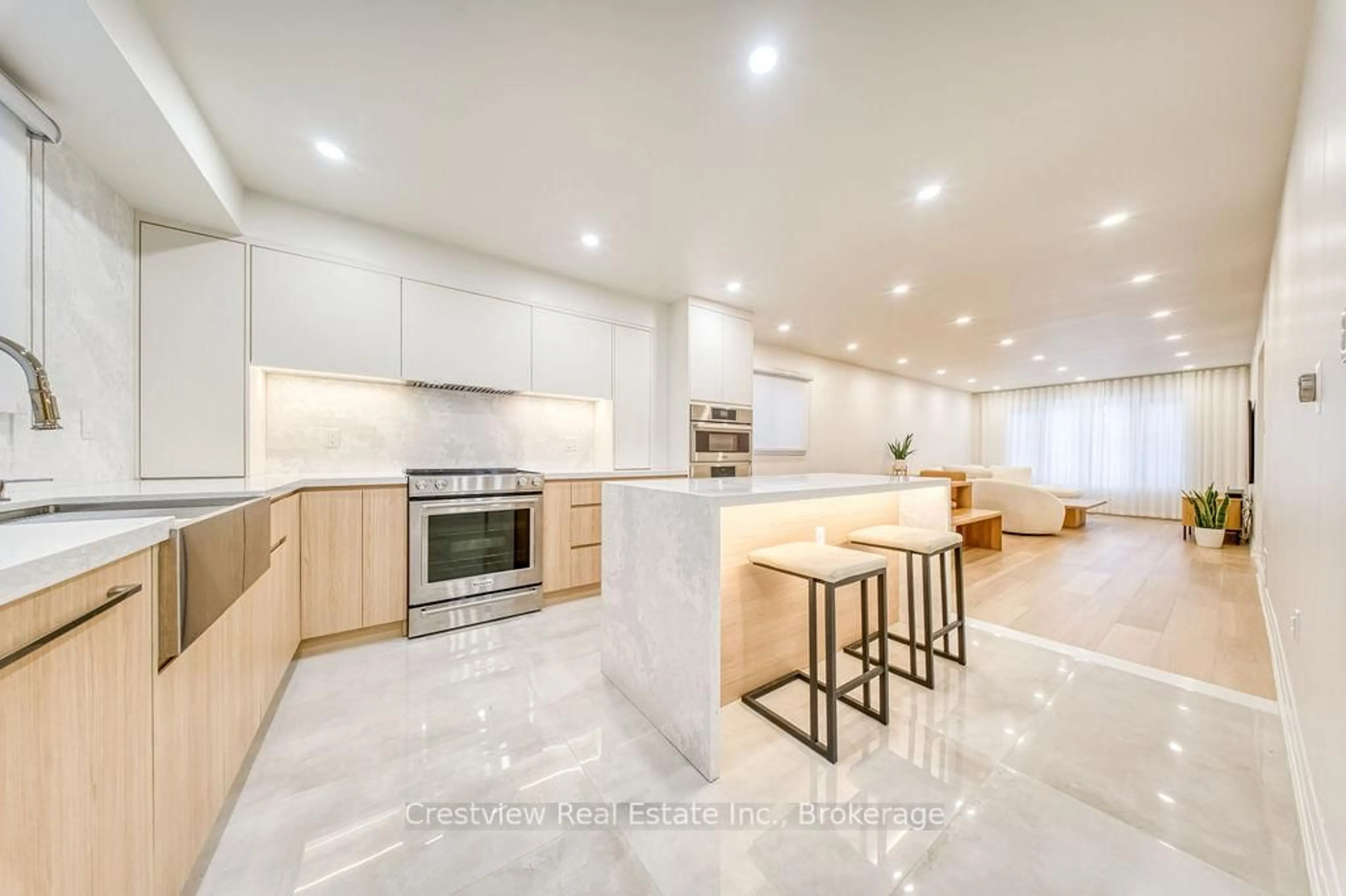 Open concept kitchen, ceramic/tile floor for 435 Weddel Crt, Newmarket Ontario L3Y 7H2