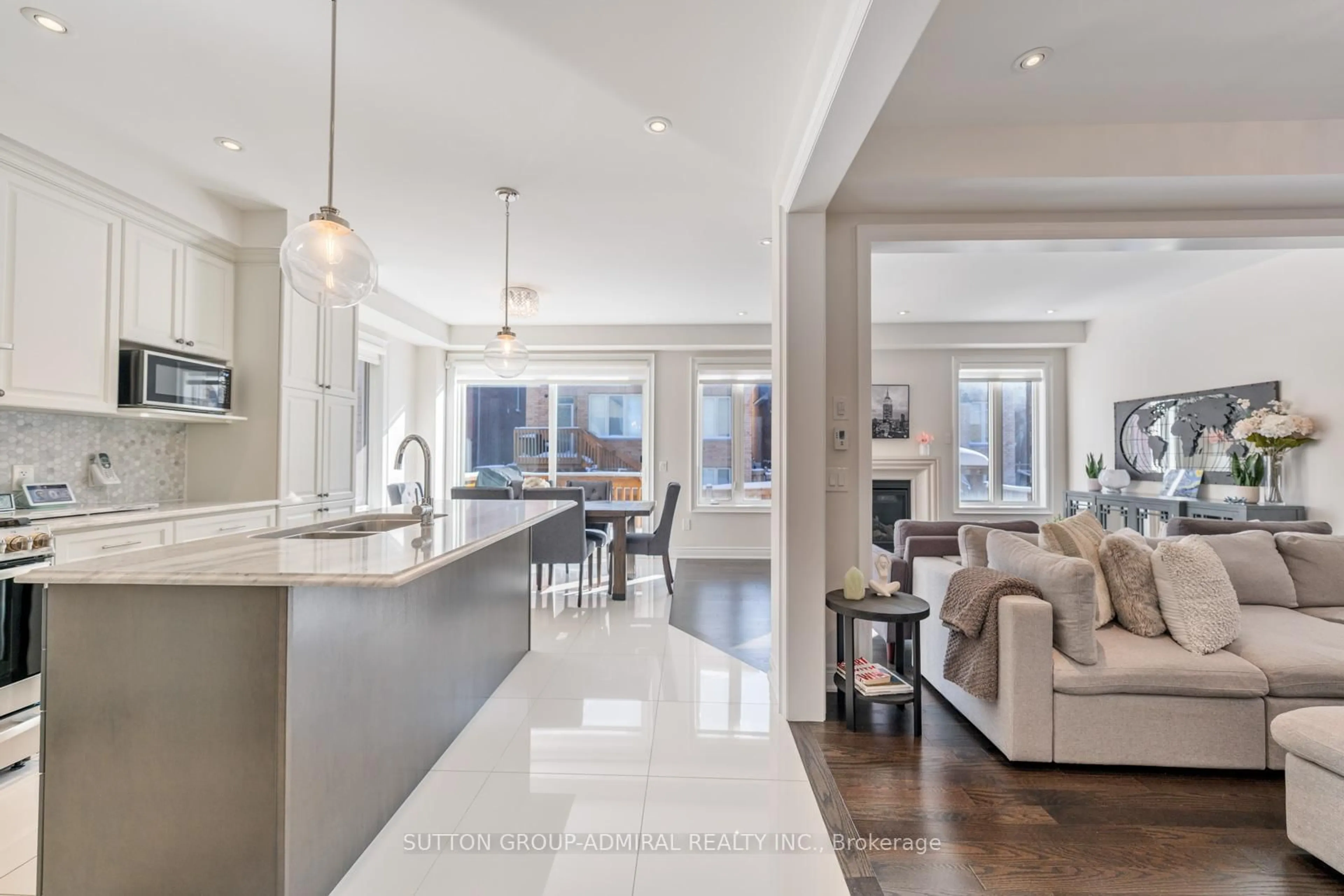 Open concept kitchen, unknown for 124 Mondial Cres, East Gwillimbury Ontario L9N 0S2