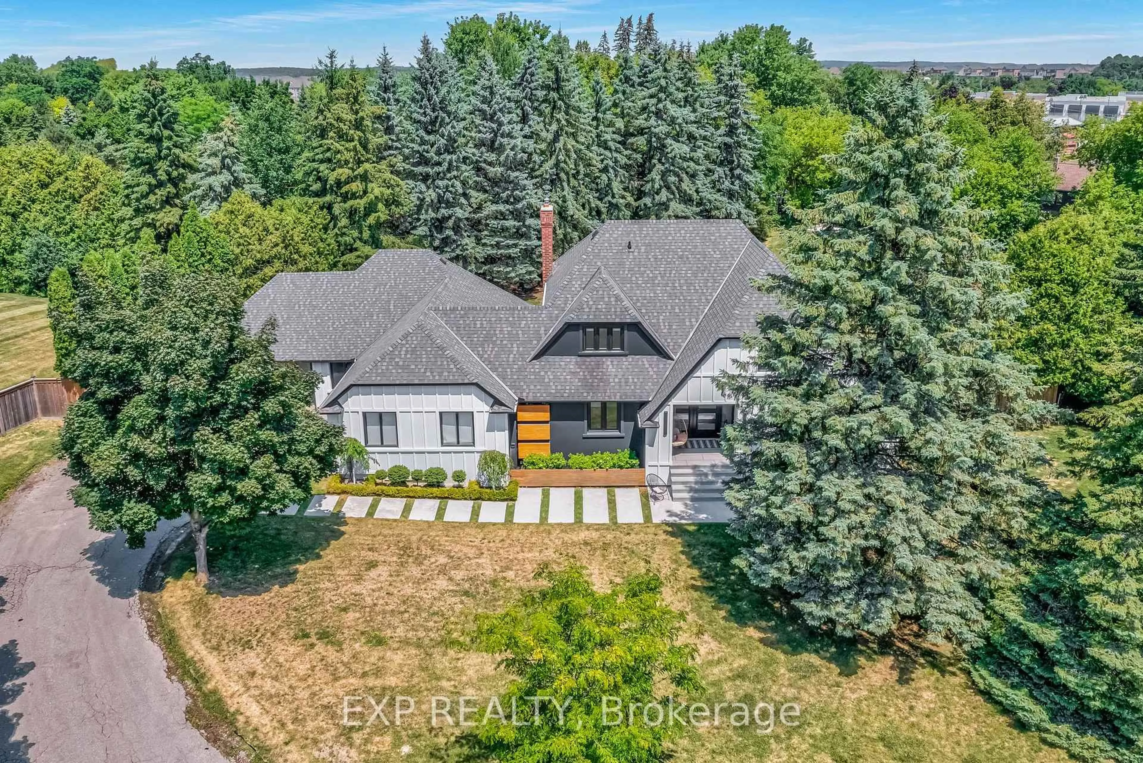 A pic from outside/outdoor area/front of a property/back of a property/a pic from drone, street for 17 Chamberlain Crt, King Ontario L0G 1N0