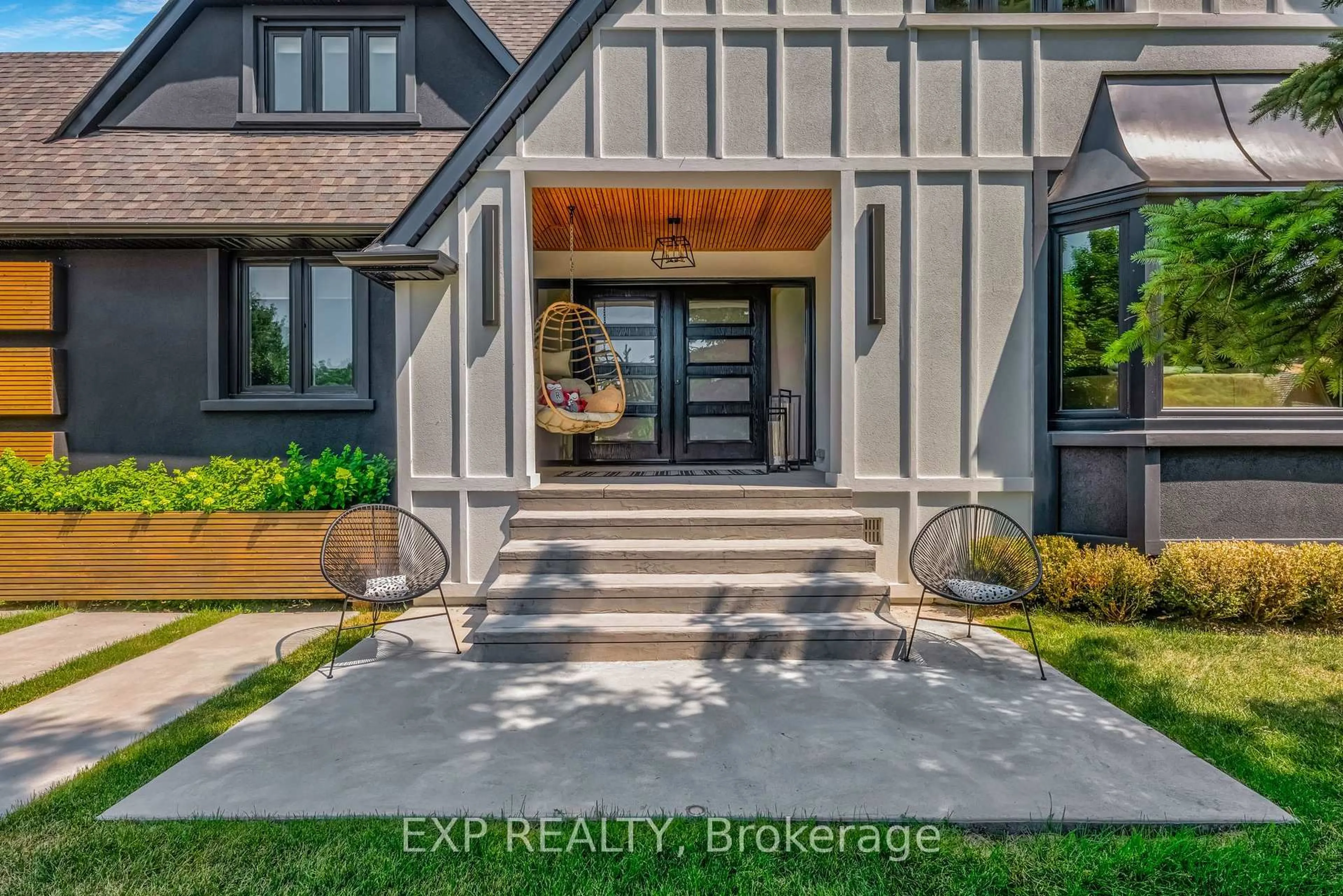 Indoor entryway for 17 Chamberlain Crt, King Ontario L0G 1N0