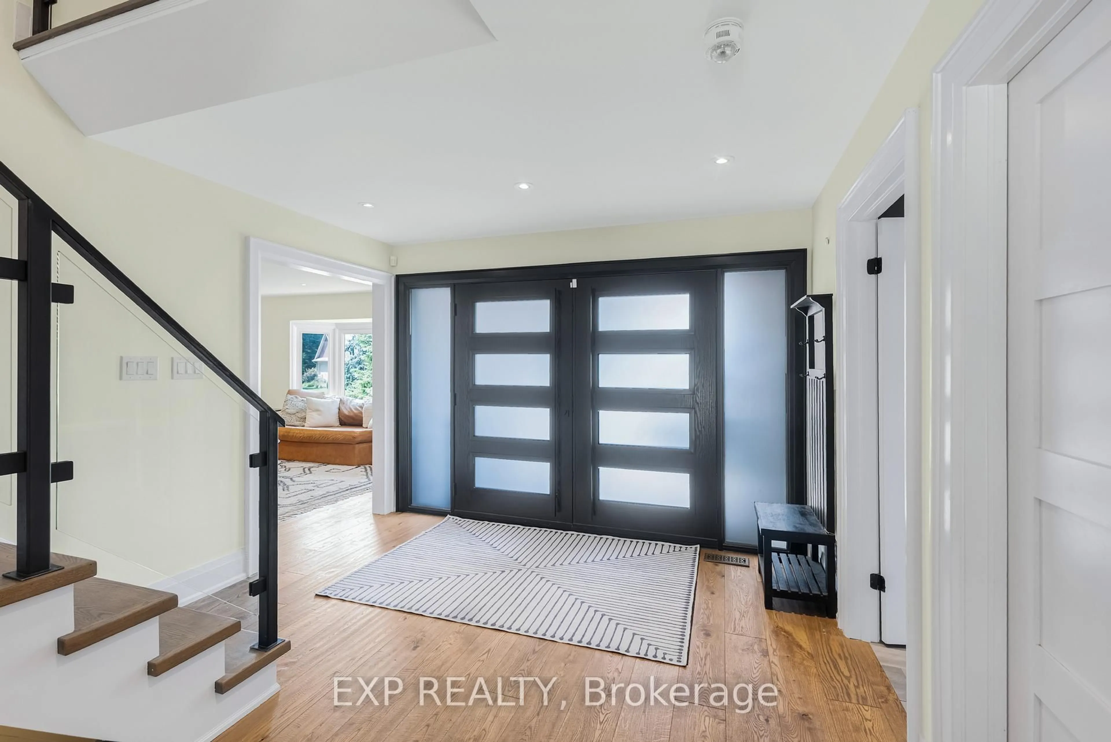 Indoor entryway for 17 Chamberlain Crt, King Ontario L0G 1N0