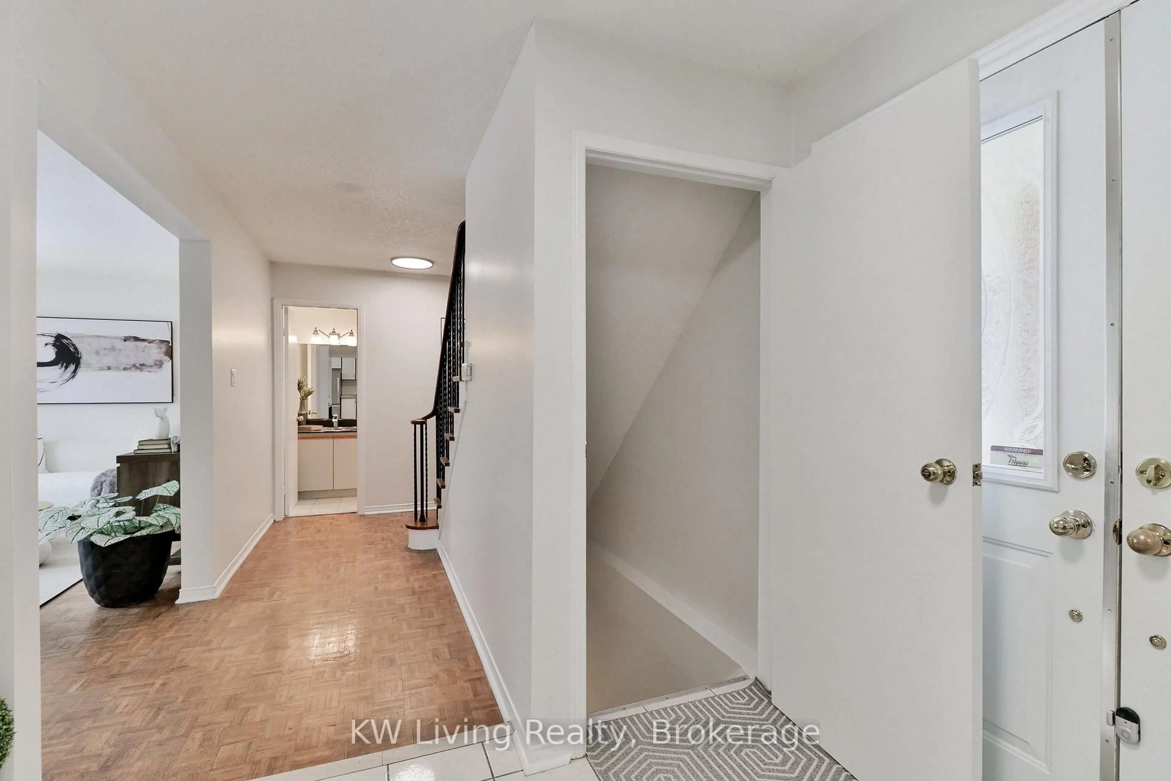 Indoor entryway for 10 Liebeck Cres, Markham Ontario L3R 1Y5