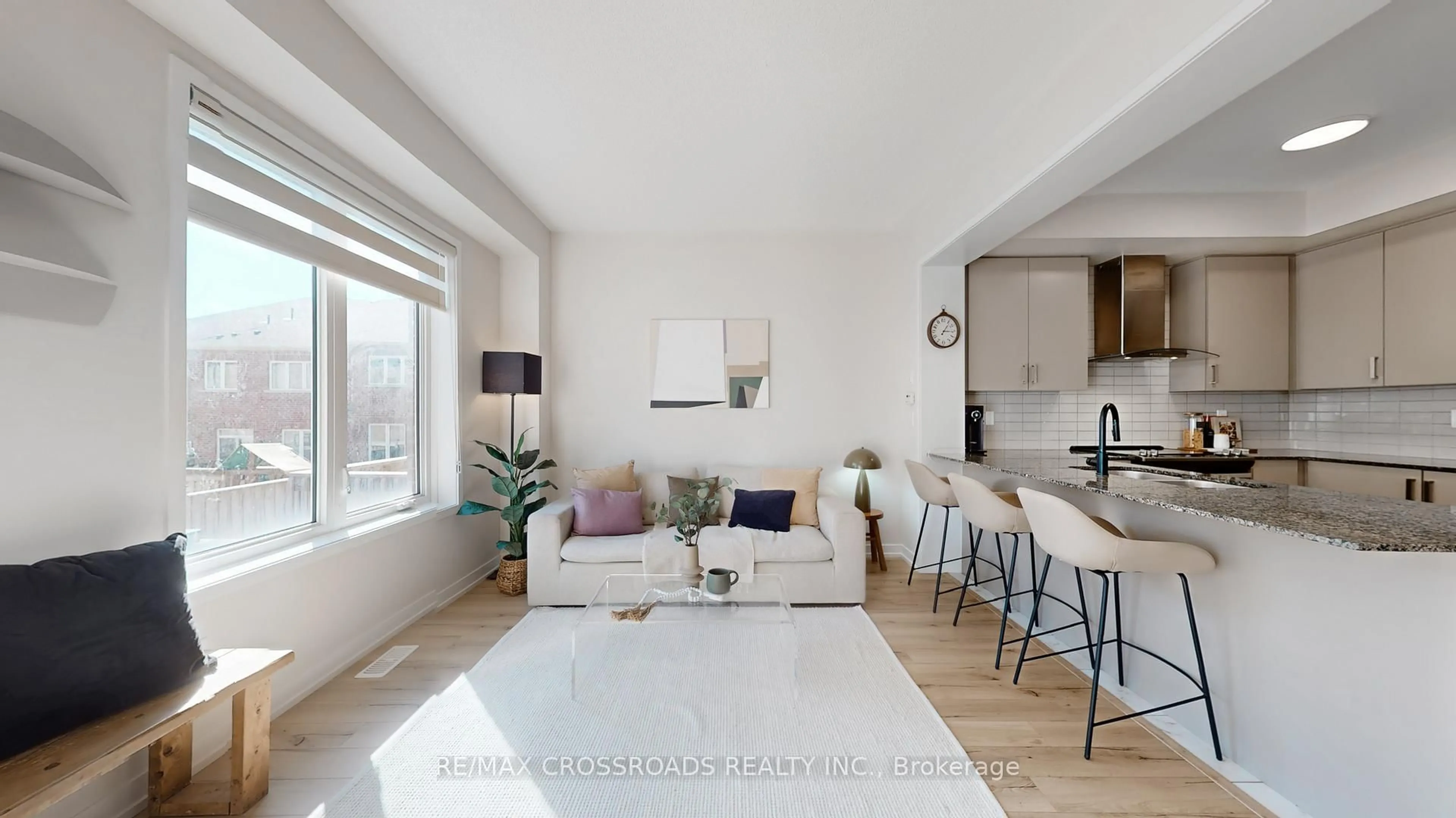 Living room with furniture, unknown for 202 Harding Park St, Newmarket Ontario L3Y 0E3