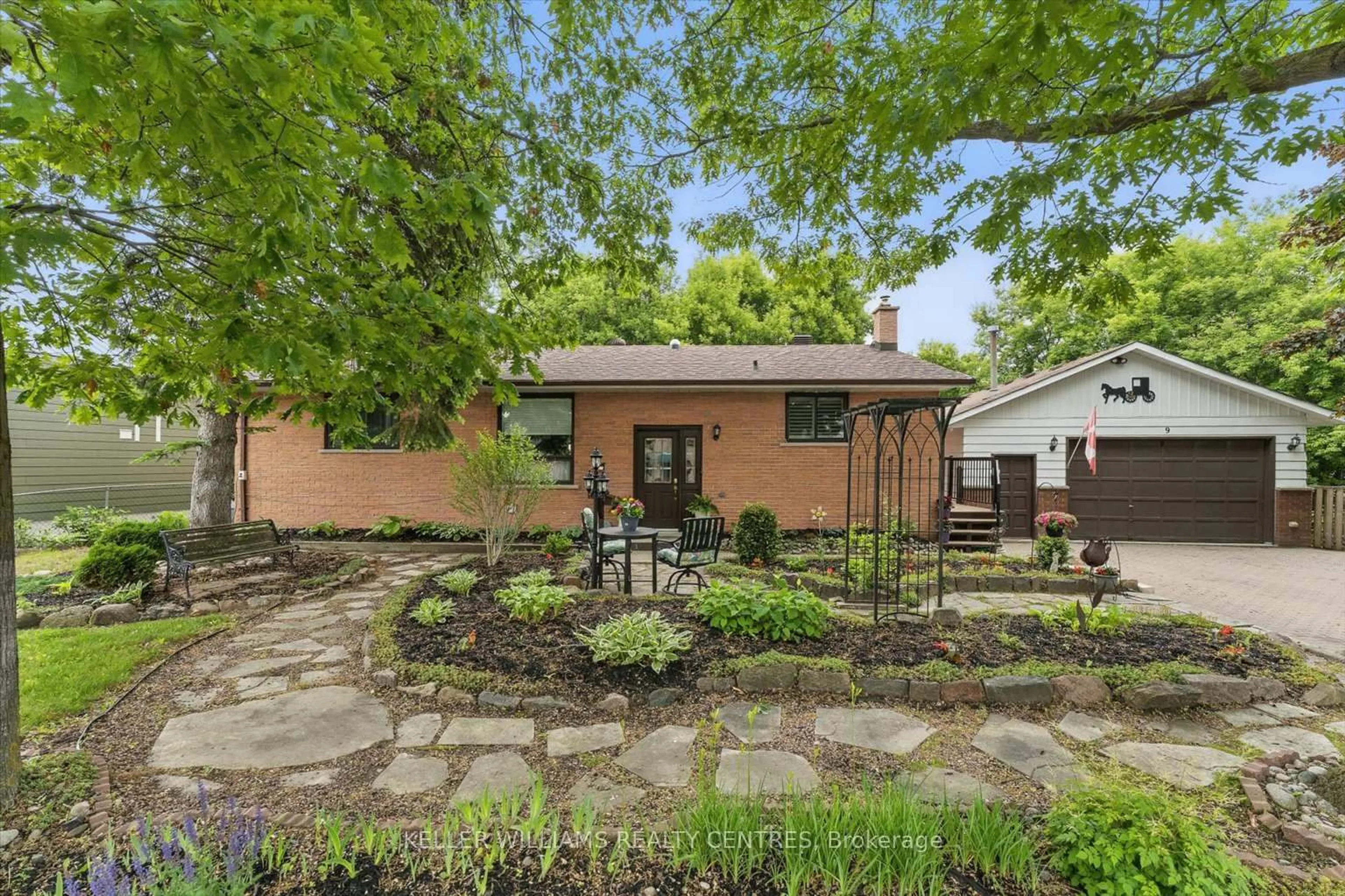 Patio, street for 9 Thompson Dr, East Gwillimbury Ontario L9N 1L8