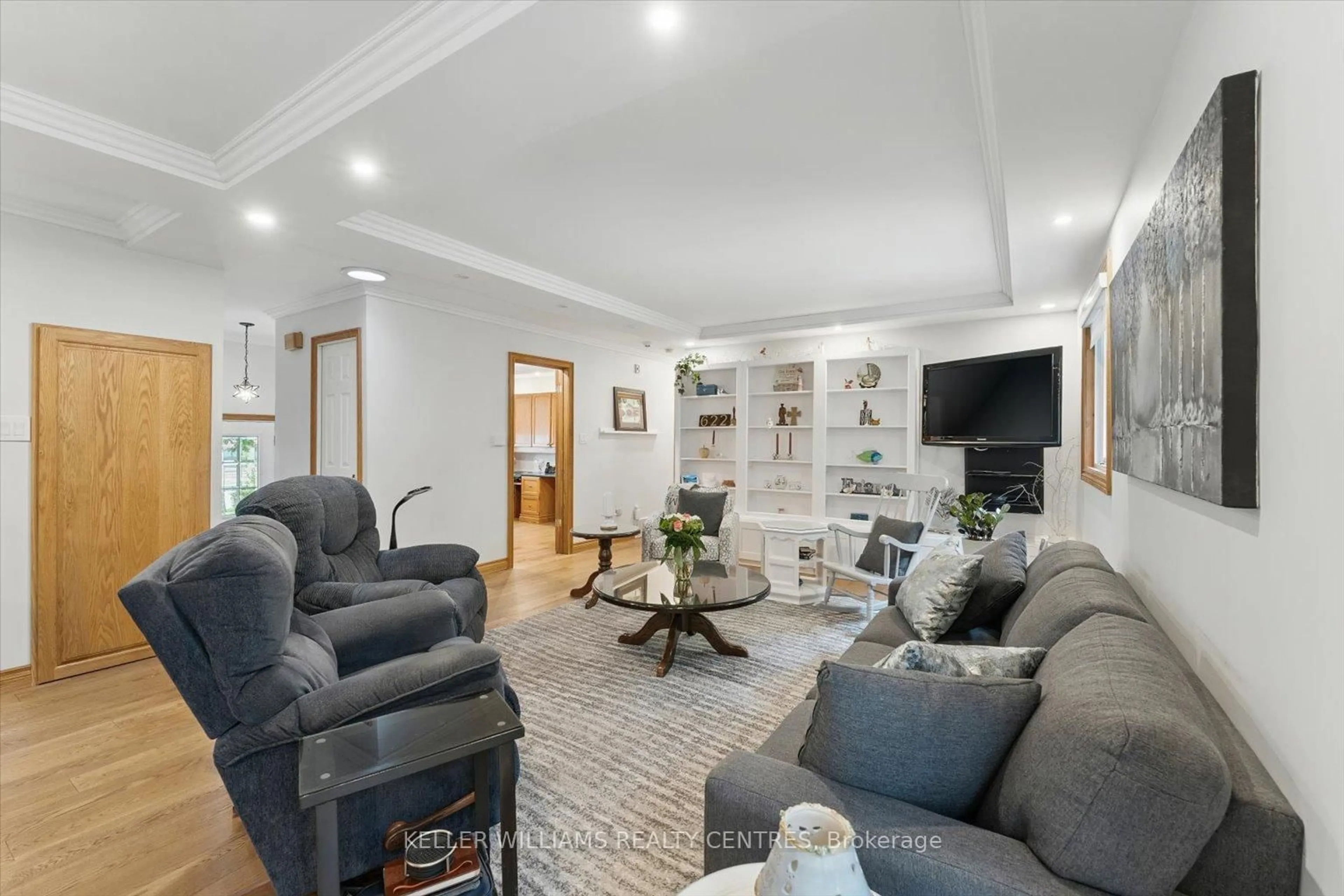 Living room with furniture, unknown for 9 Thompson Dr, East Gwillimbury Ontario L9N 1L8