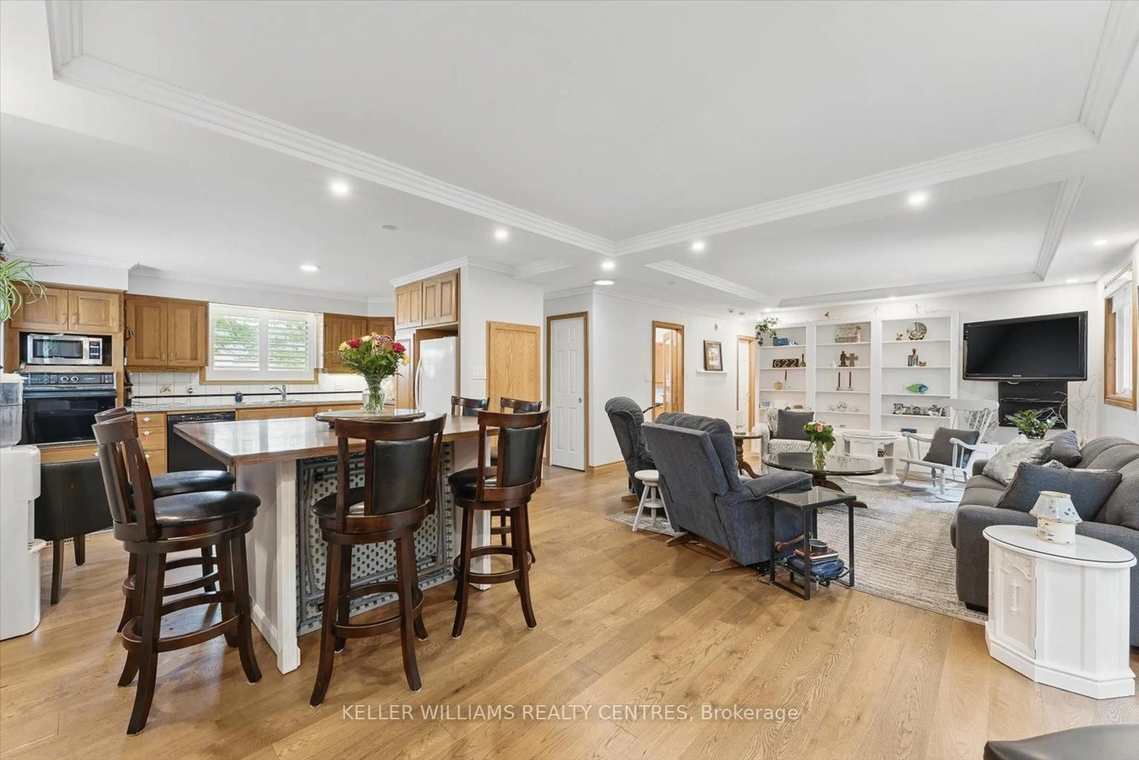 Open concept kitchen, wood/laminate floor for 9 Thompson Dr, East Gwillimbury Ontario L9N 1L8