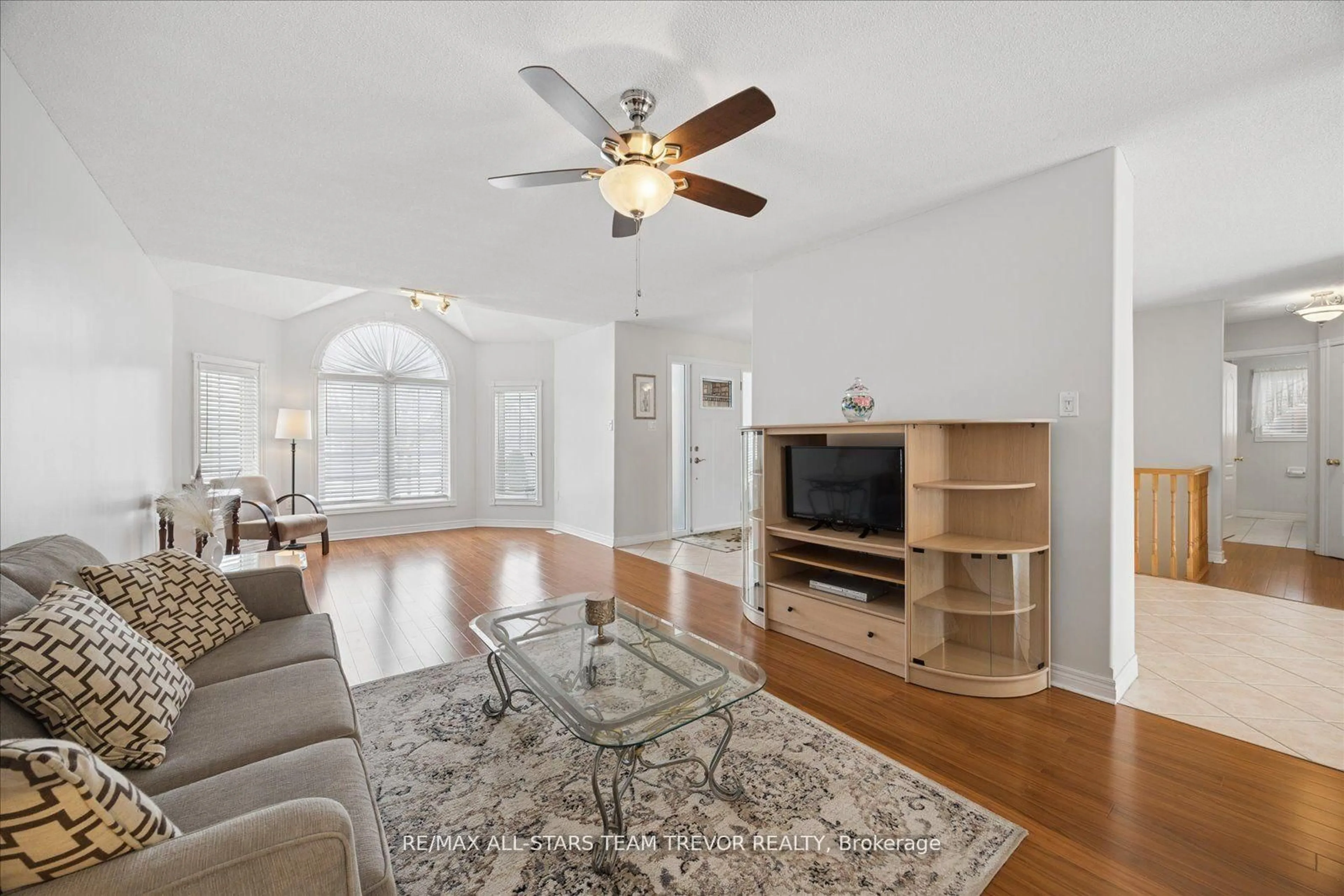 Living room with furniture, unknown for 9 Ivygreen Rd, Georgina Ontario L4P 4B5