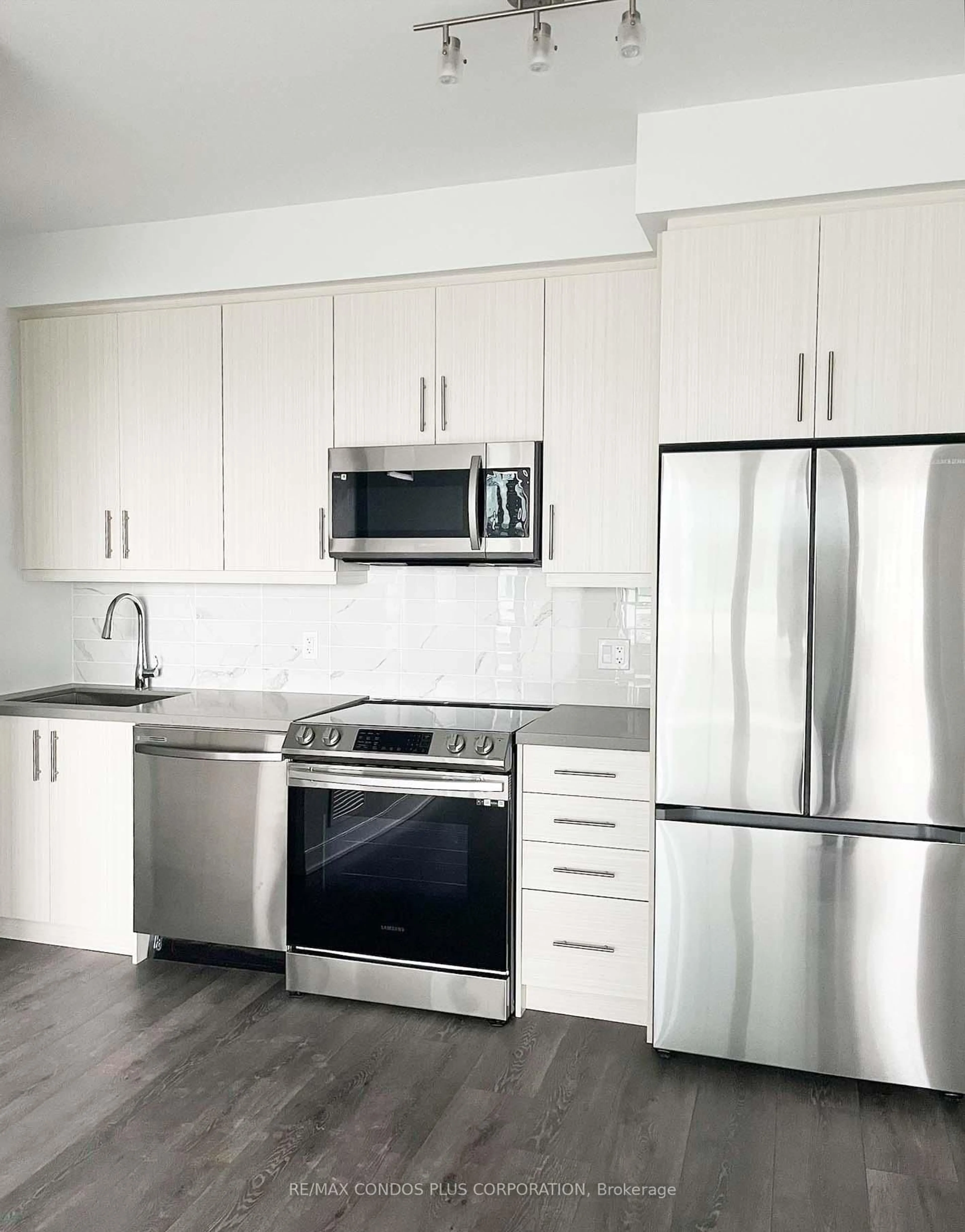 Standard kitchen, wood/laminate floor for 105 Oneida Cres #503, Richmond Hill Ontario L4B 0H6