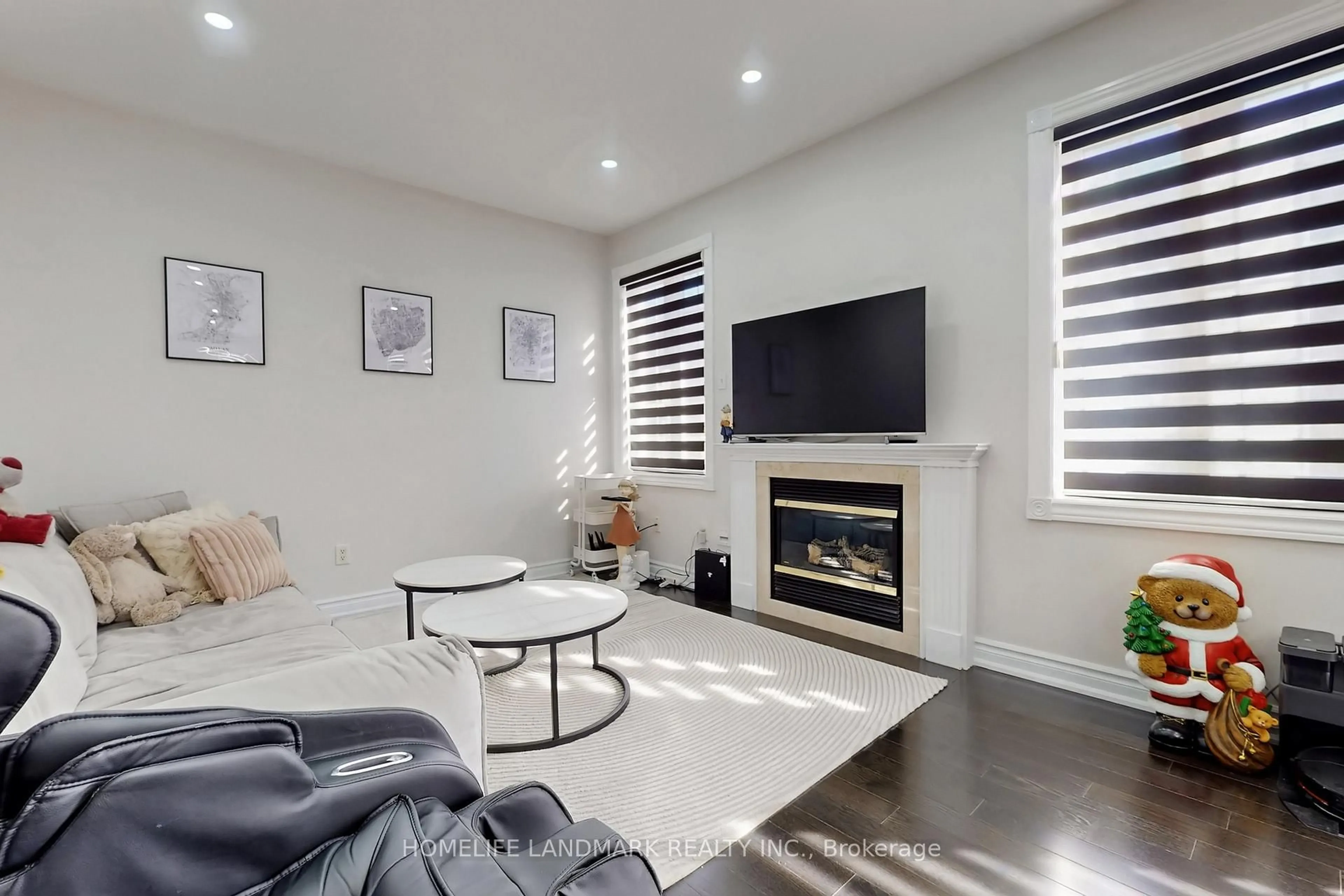 Living room with furniture, unknown for 52 Lakespring Dr, Markham Ontario L6C 2Z1