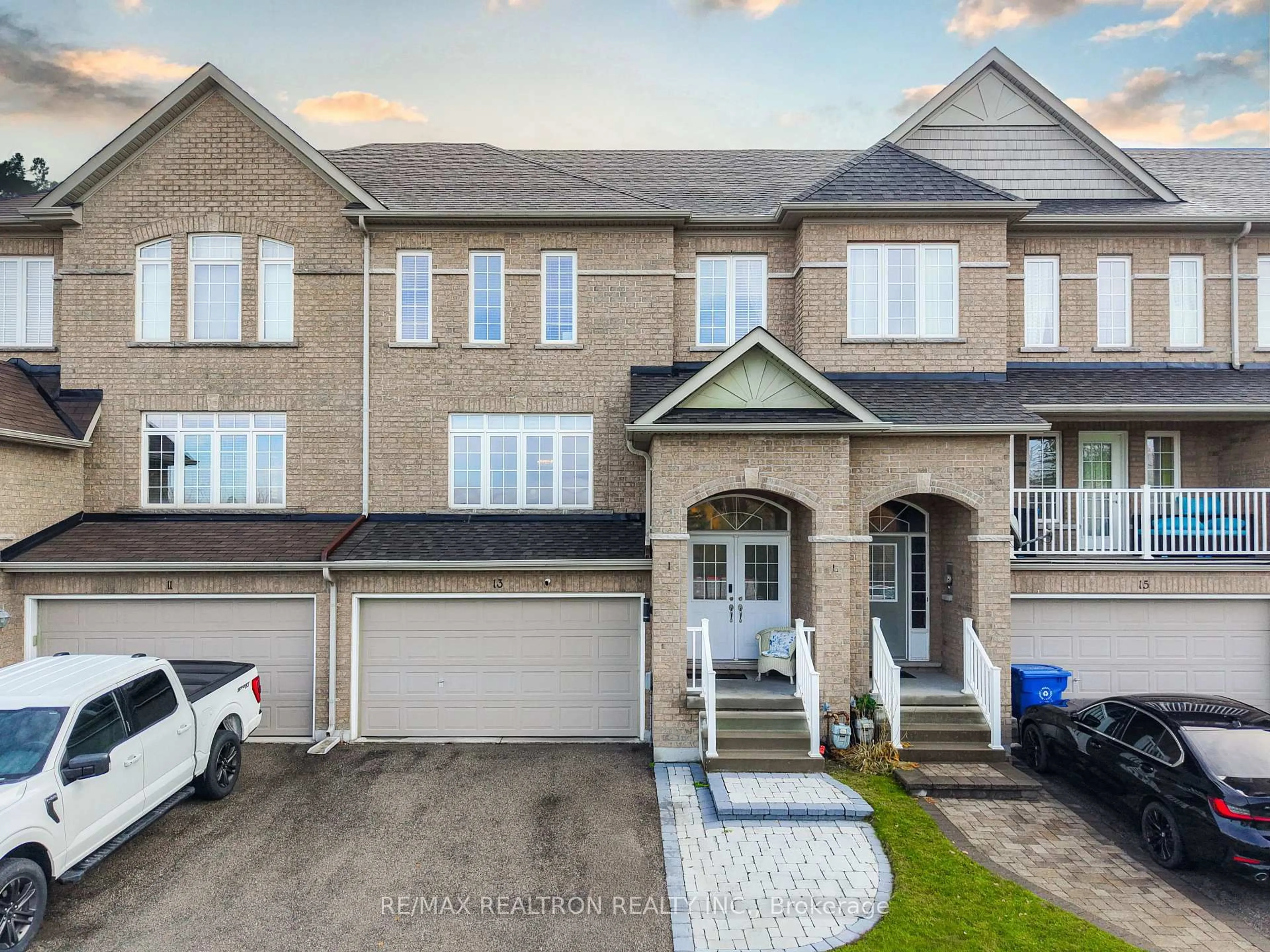A pic from outside/outdoor area/front of a property/back of a property/a pic from drone, street for 13 Arthur Case Cres, East Gwillimbury Ontario L0G 1M0