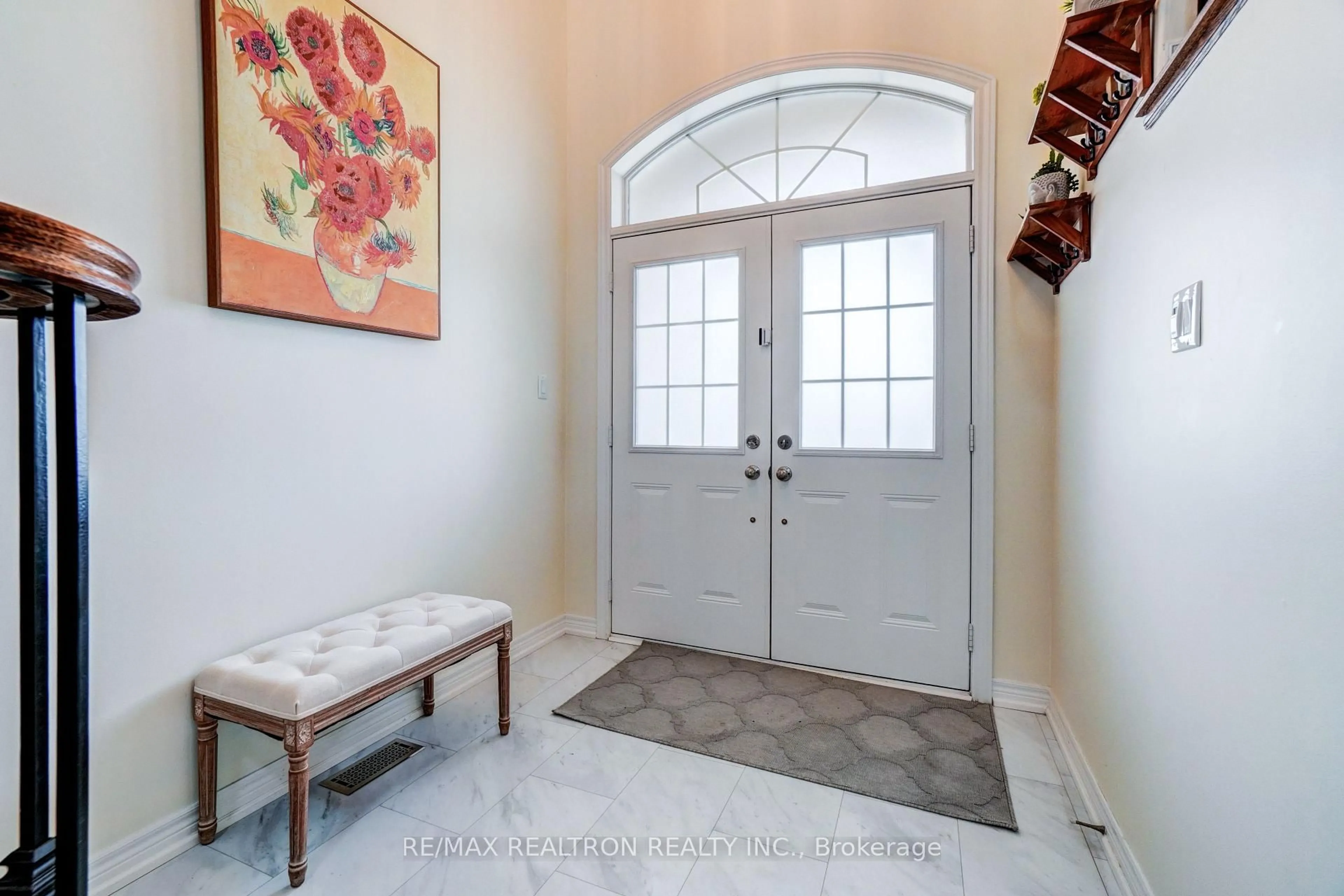 Indoor entryway for 13 Arthur Case Cres, East Gwillimbury Ontario L0G 1M0