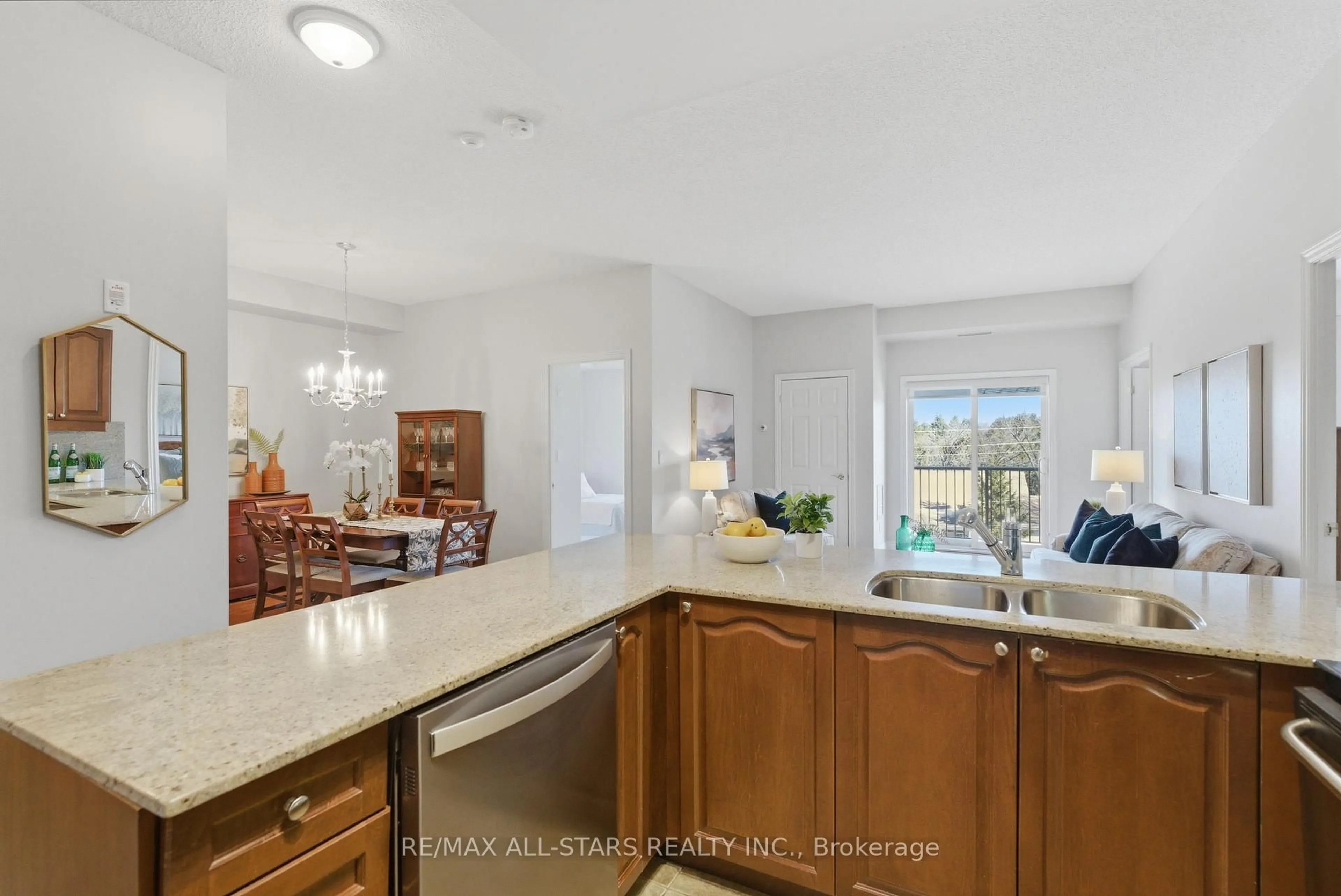 Open concept kitchen, ceramic/tile floor for 22 James Hill Crt #309, Uxbridge Ontario L9P 1Y6