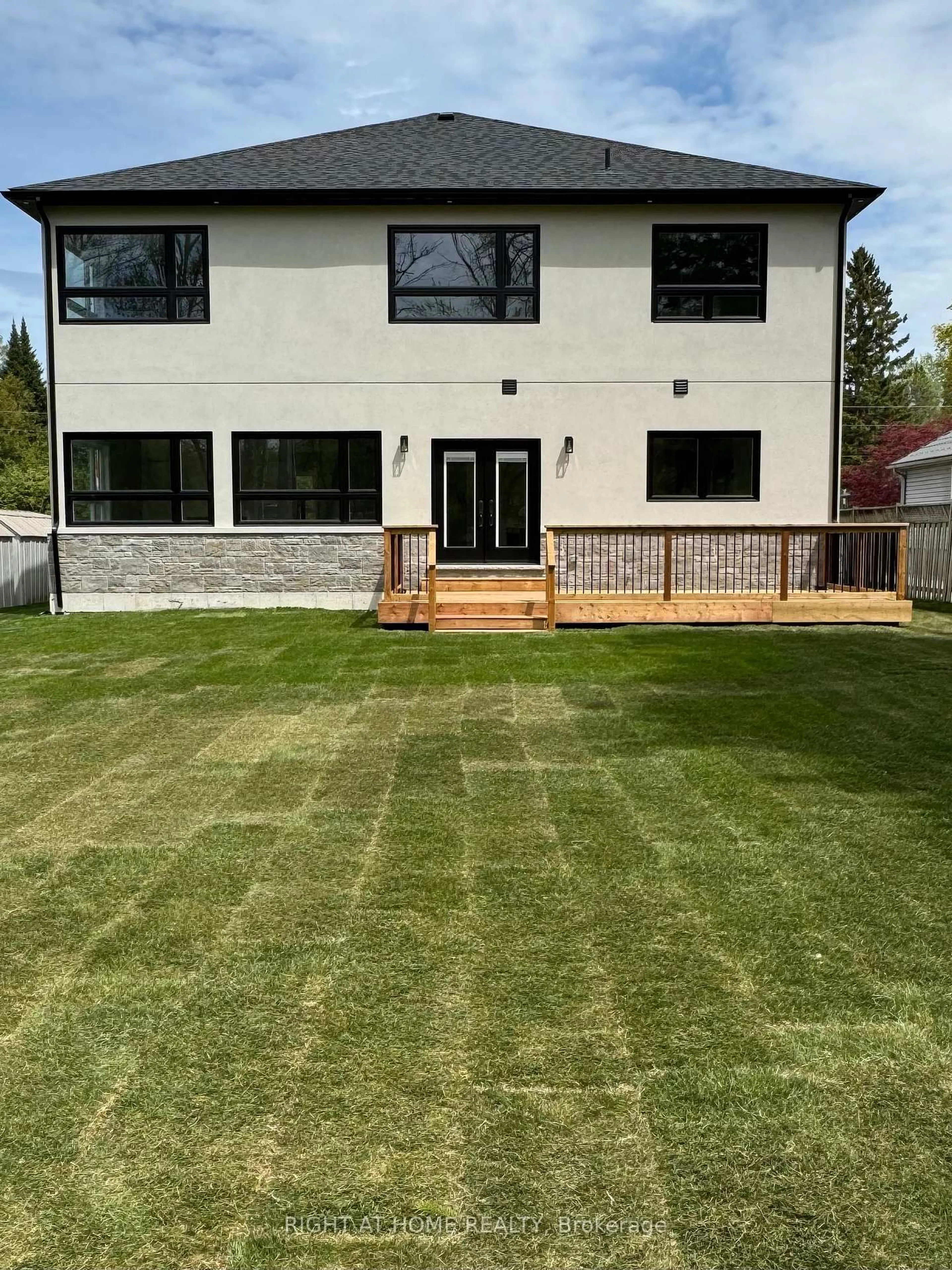 A pic from outside/outdoor area/front of a property/back of a property/a pic from drone, building for 1012 Ferrier Ave, Innisfil Ontario L0L 1W0